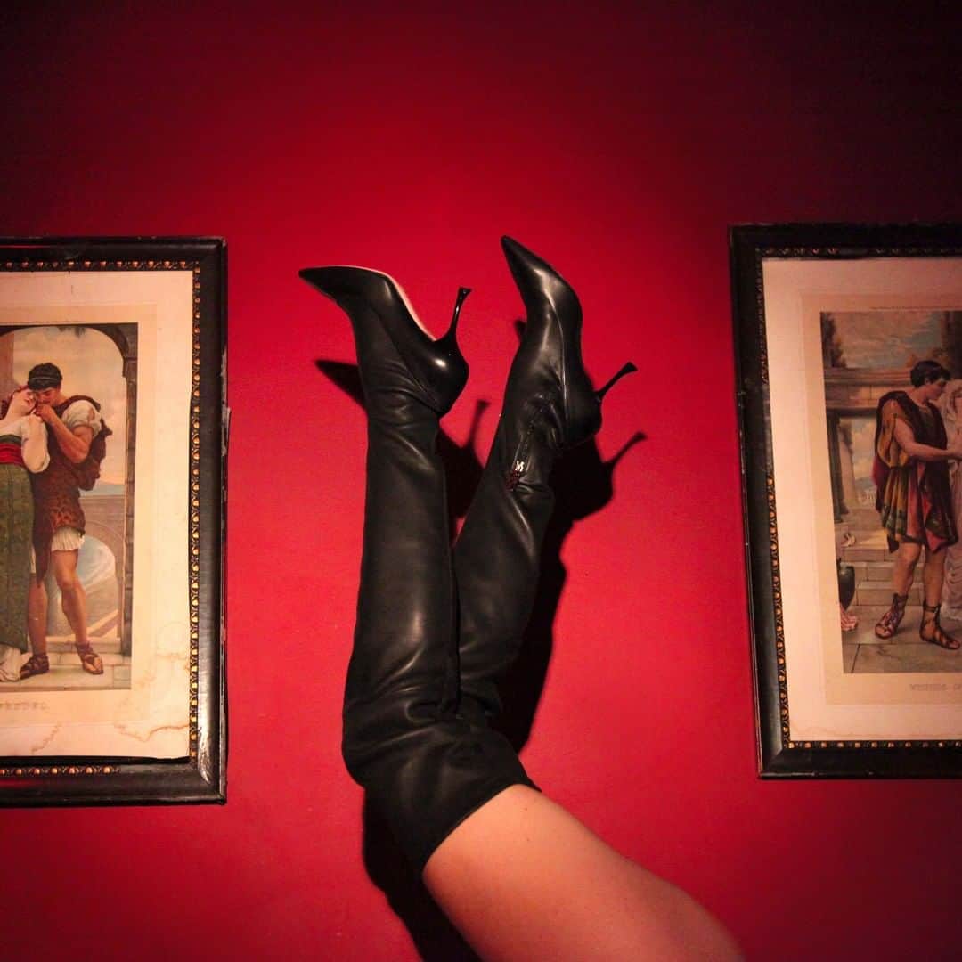 ロジェ・ヴィヴィエさんのインスタグラム写真 - (ロジェ・ヴィヴィエInstagram)「@GherardoFelloni introduces the #ILoveVivier Over-the-Knee Boot, a new style for #RVFW20 hand crafted in stretch nappa leather, with the distinct cuissarde style and lacquered heel.   #RogerVivier #GherardoFelloni   Discover the collection through link in bio  or visit your nearest Roger Vivier boutique.   Photography: @Beautyspock」11月3日 20時00分 - rogervivier
