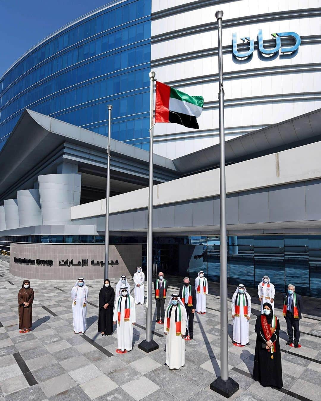 エミレーツ航空さんのインスタグラム写真 - (エミレーツ航空Instagram)「The Emirates Group proudly raises the UAE Flag high and above to mark Flag Day. #UAEFlagDay  ‎ترفع مجموعة طيران الإمارات بكل فخرٍ علم دولة الإمارات العربية المتحدة عالياً بمناسبة "يوم العَلَمْ". #يوم_العلم」11月3日 20時10分 - emirates