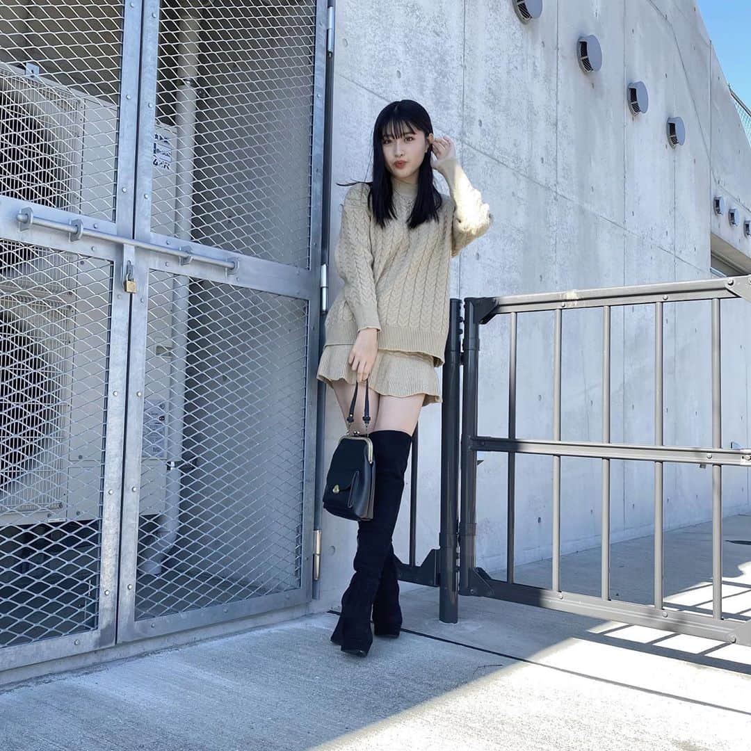 若林真帆のインスタグラム：「今年になって1番位に今日は寒かった💨﻿ ﻿ でも秋冬のお洋服は好きなのでこの季節は好きだったりする😂💯﻿ 沢山買わなきゃだ。！🧥🧤🧣﻿ ・﻿ @holidayandholiday_official  #まほこーで #ガーリー #なのかな？ #セットアップ」
