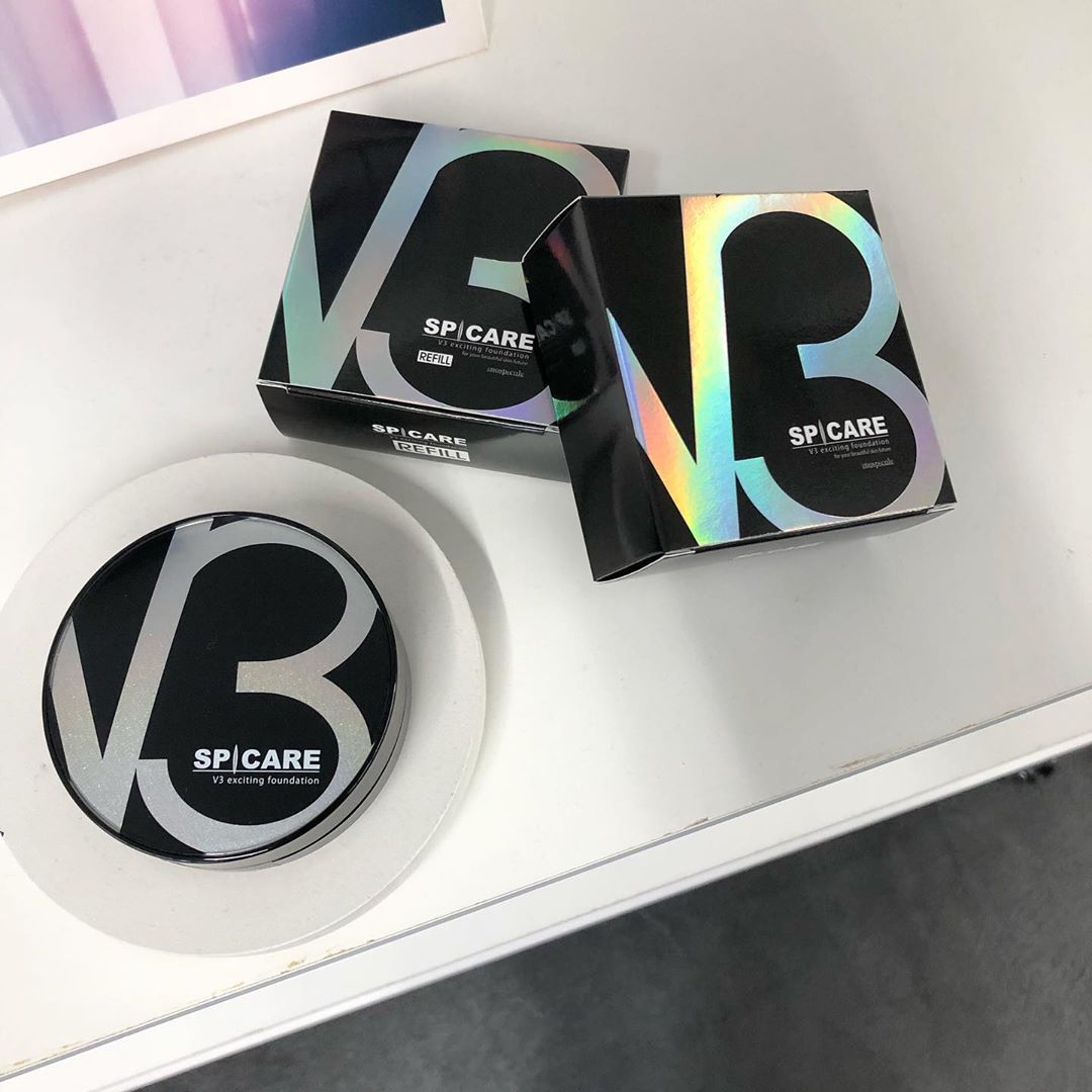 北岡りえのインスタグラム：「待望の #v3ファンデーション  #v3ファンデーションレフィル  入荷しました♡  顧客様限定の店頭販売ですが 次回来店時までお取り置きも可能です🎁  残り僅かの先着順で恐れ入りますが🥺 お気軽にLINE@、DMからお問い合わせ下さい✉︎  私もレフィルやっと,, 😭✨」