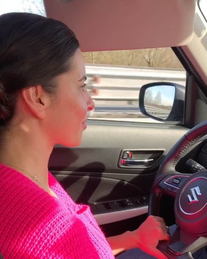 ヴァレンティーナ・マルケイのインスタグラム：「È inutile che negate, in macchina ci sentiamo tutti come alla finale di @xfactoritalia 🎤😛🤣 @suzuki_italia   #forteechiaro #chidimenticaècomplice #chimenteèunperdente #suzukiswift #adv」