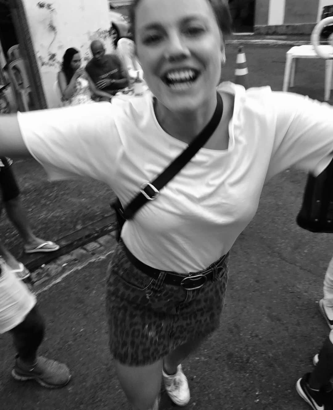 Alice Wegmannのインスタグラム：「25 anos e tudo a agradecer. sinto o gosto da vida, o cheiro, o som, vejo e sinto a vida palpável e mais do que nunca tenho vontade de cuidar dela. as mesmas águas que me protegem me ensinam a aprender a vida com quem vive, e a não ter mais tanto medo de errar. no que seria o ano de maior distanciamento, sinto a maior proximidade e presença das pessoas que amo - mesmo das que estou sem ver há tempos. esse post é pra agradecer aos amigos, a família, aos seguidores e a todos que colaram feito glitter em mim nesse um quarto de século. essa gente que me ensina a escolher ser mais feliz. numa viagem nesse 2020, uma amiga me disse “a impressão que eu tenho é a de que você quer viver tudo”. acho que quero mesmo e deve ser por isso que eu sou artista. a vida me emociona a todo momento e vou indo em busca daquilo que pulsa. ainda falta muita coisa, mas acho que até aqui eu já vivi bastante.  o resto entretanto é mistério.  ainda bem. 🦂」