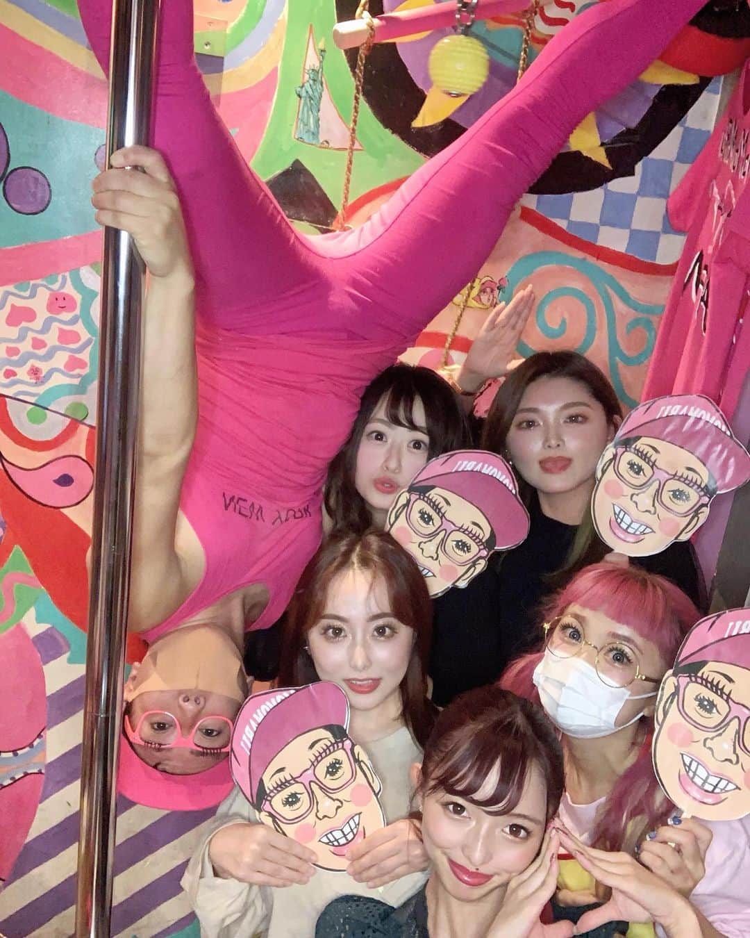 梨乃さんのインスタグラム写真 - (梨乃Instagram)「﻿ ﻿ 大好きなももまる🍑💓﻿ 世界で一番おもしろいラーメン居酒屋🍜﻿ ﻿ ﻿ ﻿ 会社の同期で行ったよ❤️﻿ ﻿ ﻿ ﻿ ももちゃんは最高のエンターテイナーだし、とにかくラーメンがおいしいの🥰﻿ ﻿ ﻿ ﻿ ももまるの餃子も大好き🥟🤍﻿ ﻿ ﻿ ﻿ ももちゃん、いつもありがもも🍑🍑🍑﻿ ひかぷぅちゃんにも会えて嬉しかったなあ🧸🎈﻿ ﻿ ﻿ ﻿ そして、同期にも感謝です🙏﻿ ここまでお仕事頑張れたのは同期の支えのおかげだよ😌💭﻿ ﻿ ﻿ ありがとう💋💋💋﻿ これからもよろしくね🐥💕💕﻿ ﻿ ﻿ ﻿ #渋谷グルメ #ももまる #ももまる渋谷 #渋谷居酒屋 #ラーメン居酒屋 #ピンク #映えスポット #桜丘町」11月3日 20時07分 - rino_burlesque
