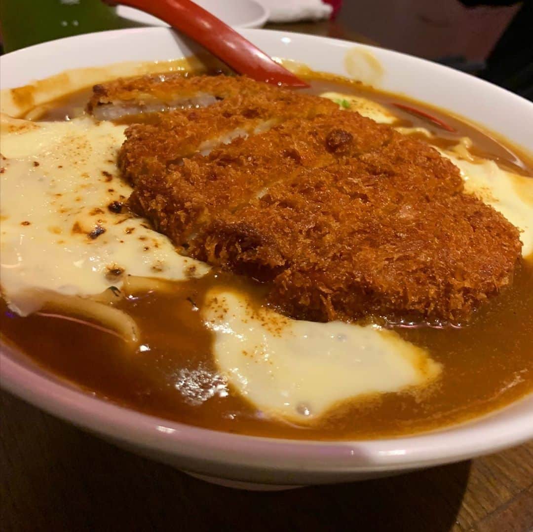 梨乃さんのインスタグラム写真 - (梨乃Instagram)「﻿ ﻿ 大好きなももまる🍑💓﻿ 世界で一番おもしろいラーメン居酒屋🍜﻿ ﻿ ﻿ ﻿ 会社の同期で行ったよ❤️﻿ ﻿ ﻿ ﻿ ももちゃんは最高のエンターテイナーだし、とにかくラーメンがおいしいの🥰﻿ ﻿ ﻿ ﻿ ももまるの餃子も大好き🥟🤍﻿ ﻿ ﻿ ﻿ ももちゃん、いつもありがもも🍑🍑🍑﻿ ひかぷぅちゃんにも会えて嬉しかったなあ🧸🎈﻿ ﻿ ﻿ ﻿ そして、同期にも感謝です🙏﻿ ここまでお仕事頑張れたのは同期の支えのおかげだよ😌💭﻿ ﻿ ﻿ ありがとう💋💋💋﻿ これからもよろしくね🐥💕💕﻿ ﻿ ﻿ ﻿ #渋谷グルメ #ももまる #ももまる渋谷 #渋谷居酒屋 #ラーメン居酒屋 #ピンク #映えスポット #桜丘町」11月3日 20時07分 - rino_burlesque