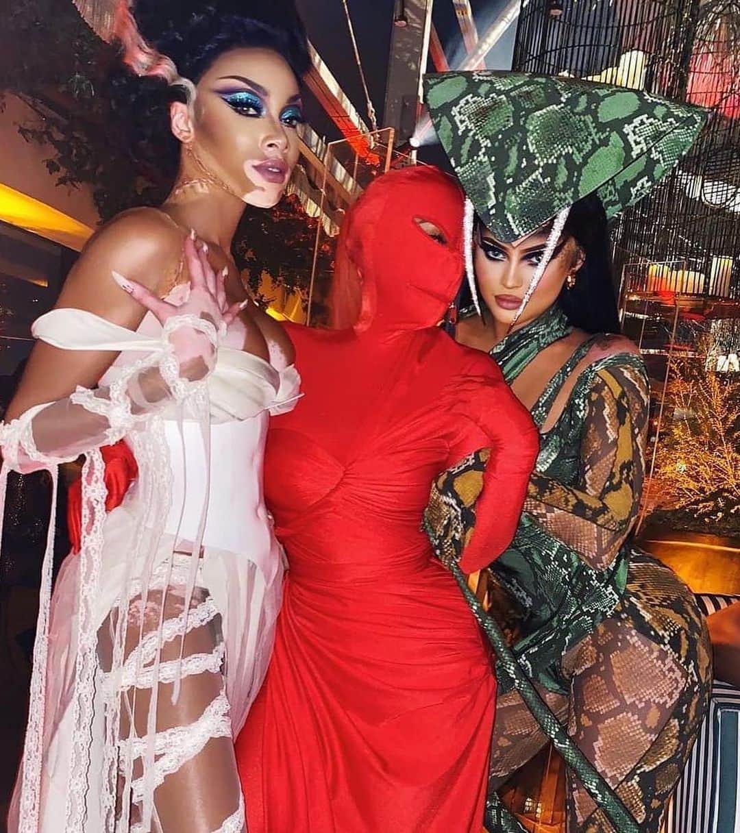 Vogue Taiwan Officialさんのインスタグラム写真 - (Vogue Taiwan OfficialInstagram)「#VogueCeleb 今年因為疫情萬聖節少了許多派對，不過歐美名人們仍熱衷變裝，甚至一連換了多個造型！貝克漢陪女兒小七裝萌、卡達夏一家直接把巨型蜘蛛搬來家裡，而巨石強森網購的獅子王人偶裝太小只能硬戴頭套🤣﻿ ﻿ 🔗點 @voguetaiwan 首頁連結看更多名人的萬聖節變裝﻿ ﻿ 🖋 #itstifflu﻿」11月3日 20時08分 - voguetaiwan