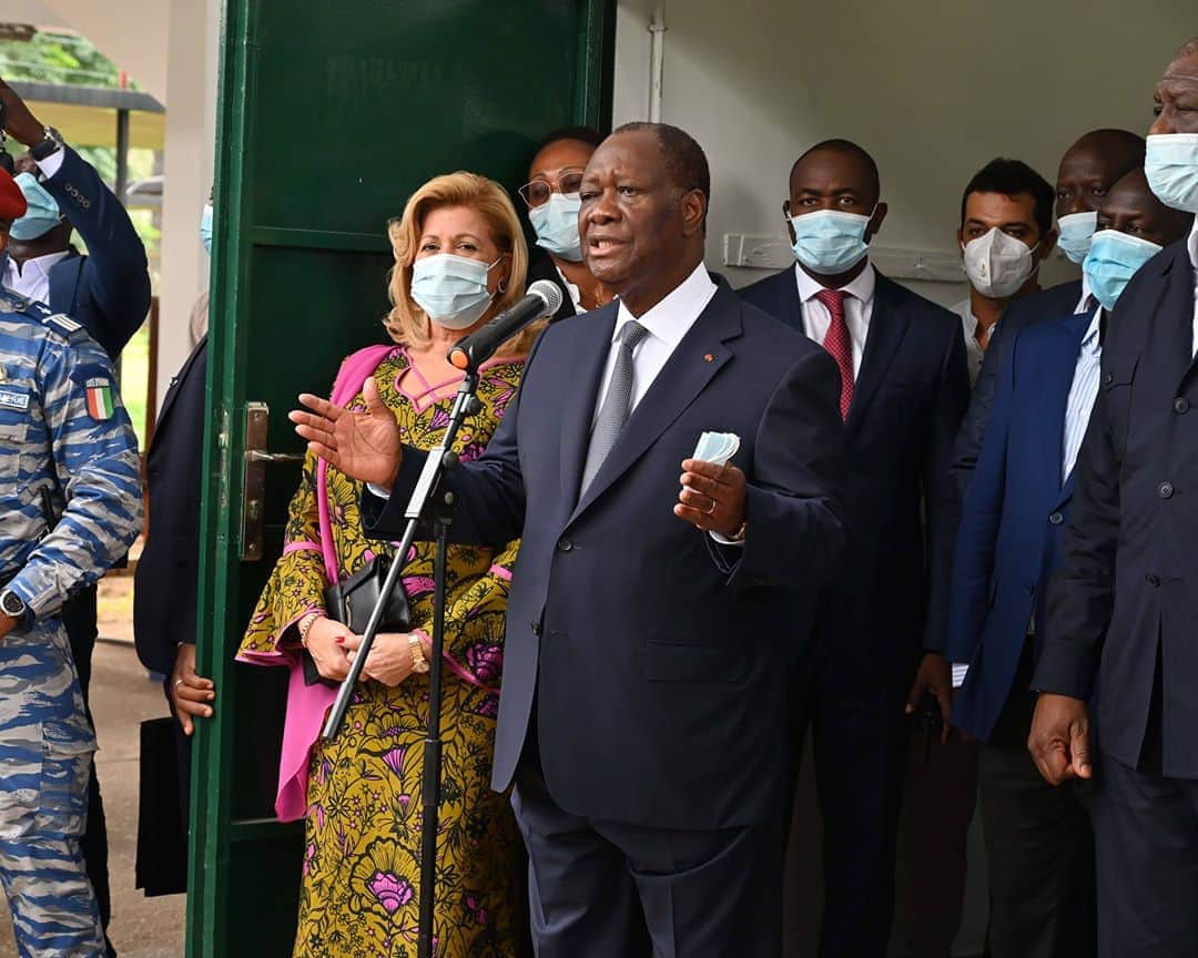 ルモンドさんのインスタグラム写真 - (ルモンドInstagram)「« Le meilleur », comme Alassane Ouattara se proclame sur les affiches qui tapissent la Côte d’Ivoire, l’a emporté. Aucune surprise n’était attendue. La Commission électorale indépendante (CEI) a annoncé, mardi 3 novembre peu avant 5 heures du matin, la victoire du président ivoirien, à l’issue du scrutin du 31 octobre entaché de violences. Un score massif de 94,27 % et un taux de participation de 53,9 % qui interroge, aucun procès-verbal des résultats n’ayant été affiché à la sortie des bureaux.⁣ La participation était le seul véritable enjeu après que les deux principaux opposants encore en lice, Henri Konan Bédié et Pascal Affi N’Guessan, ont annoncé leur boycottage du vote et appelé leurs militants à empêcher son déroulement. Avant que ne soient égrainés les derniers résultats, la coalition de l’opposition, qui rejette la légalité de ce troisième mandat, avait déjà dénoncé la « parodie d’élection », déclaré la « vacance du pouvoir » et maintenu son appel à la « désobéissance civile ». Un « conseil national de transition » a été formé, avec à sa tête l’ex-président Bédié, avant que ne soit mis en place, « dans les prochaines heures, un gouvernement de transition ». Deux Côte d’Ivoire se font face, au risque d’une nouvelle plongée dans l’abîme. Dans la soirée de lundi, des grenades assourdissantes ont été tirées au domicile de plusieurs opposants.⁣ -⁣ Alassane Ouattara s’exprime après avoir voté, le 31 octobre, à Abidjan.⁣ Photo : Issouf Sanogo/AFP (@afpphoto)⁣ -⁣ #international #afrique #abidjan #politique」11月3日 20時19分 - lemondefr