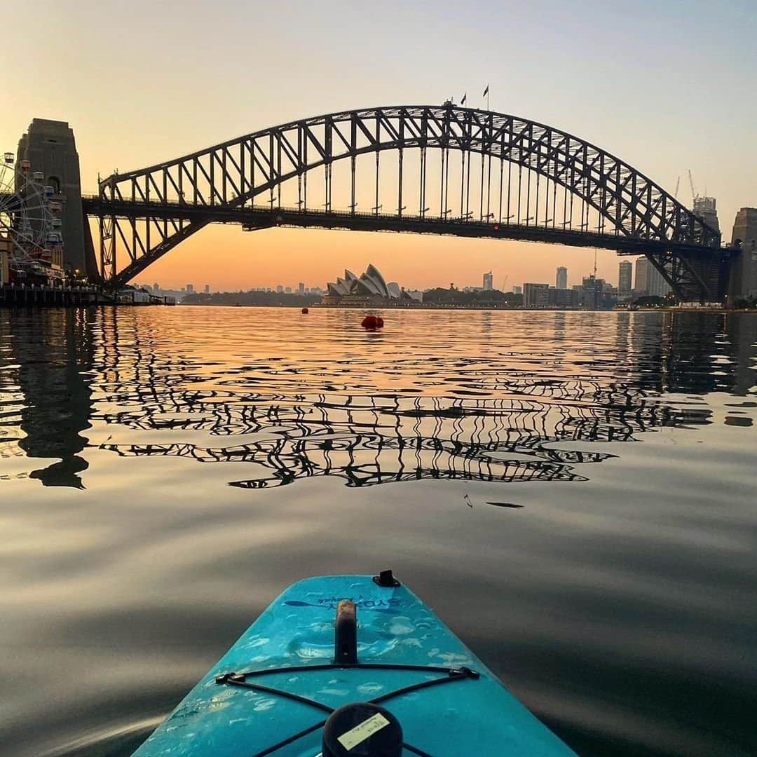 Australiaさんのインスタグラム写真 - (AustraliaInstagram)「The early bird gets the perfect sunrise snap! 😎 @experiencelifetothefull captured this exceptional photo during a morning kayak around stunning @Sydney Harbour, an effort that was well worth it for this iconic view. If you're keen to see this beautiful @visitnsw city in all it's glory (without getting out of bed at the crack of dawn 😉) we recommend booking a @bridgeclimb, catching a ferry from #CircularQuay or relaxing with a drink at @operabarsydney. For more ways to experience #Sydney's aquatic playground, click on the link in our bio. #seeaustralia #ilovesydney #LoveNSW #HolidayHereThisYear」11月3日 20時14分 - australia