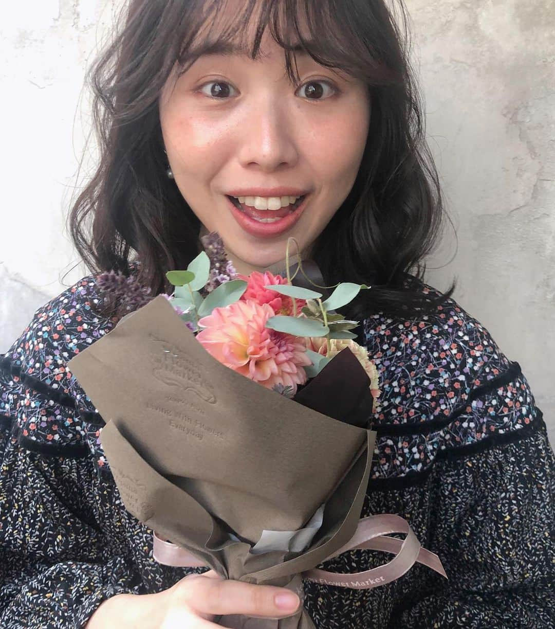 松原加奈恵さんのインスタグラム写真 - (松原加奈恵Instagram)「かわい子ちゃんが可愛い花束💐を 持ってやってきたぁ😭♡ @sae_1231   #pico_hair#pico_make#オイルカラー#イノアカラー#イノア#naluhair#大阪美容室#ボブ#ショート#ミニボブ#切りっぱなし#フルジョ#淡色女子#美容学生#beautyandyouth#kbf#bems」11月3日 20時16分 - piiiiiiico