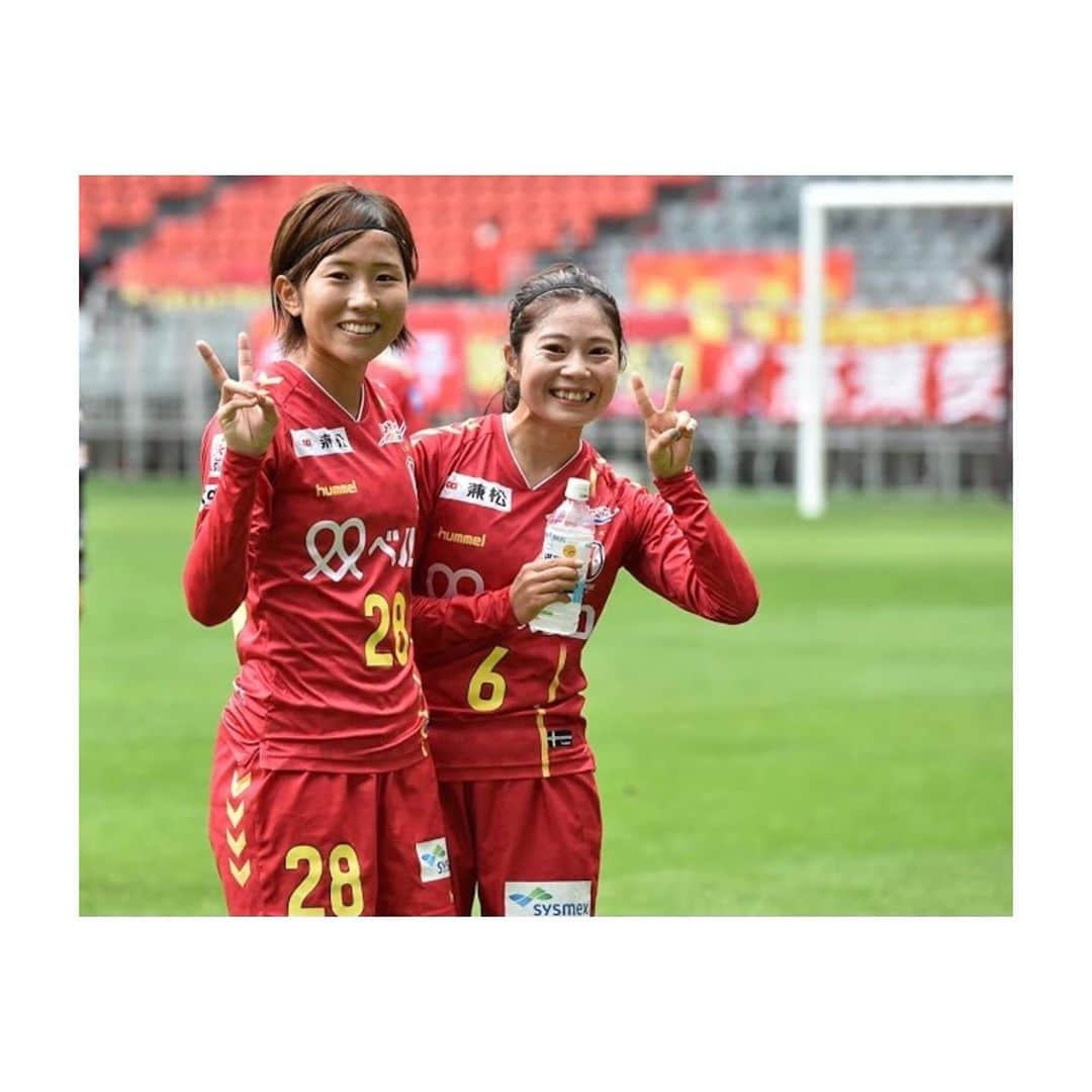 八坂芽依のインスタグラム：「November Start🍁🌾🍠🍂 . 5連勝🔥🔥🔥 少ない時間でもチームのために全力で！ みんなのナイスゴールナイスプレーで 3-1勝利！！！ 勝利後の笑顔が一番いい✨ 今回はみきさんとツーショット✌️ 井上さんありがとうございます📸 . 次節も応援よろしくお願いします！ #inac神戸  #全集中　 #バカの呼吸 . たじさんによく言われます😒 初のお披露目笑笑 (#全集中〜バカの呼吸〜)」