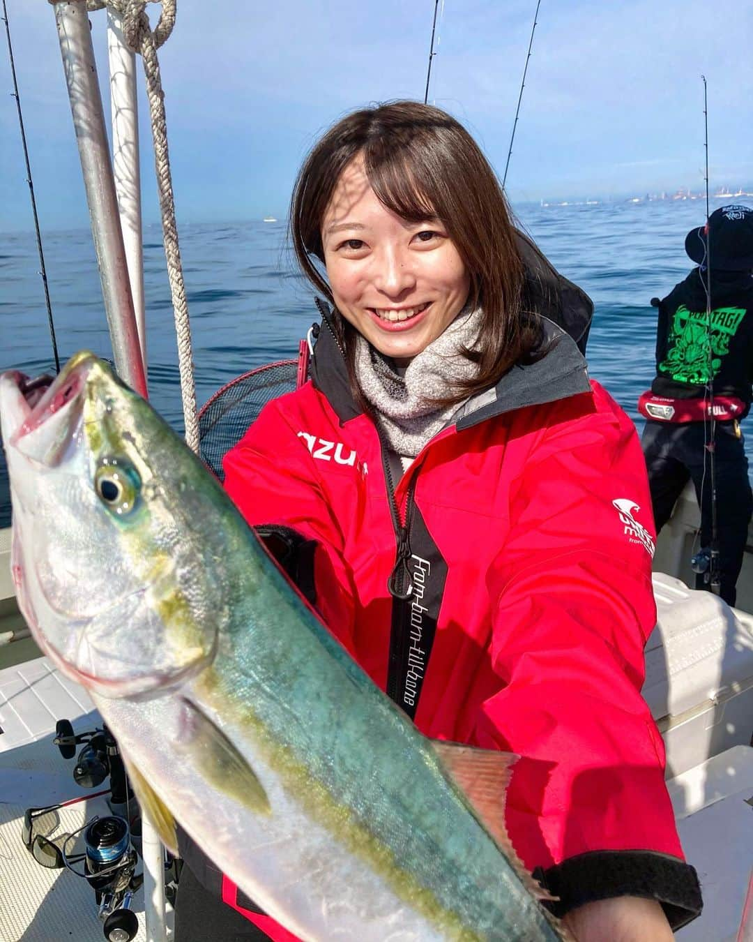 高本采実さんのインスタグラム写真 - (高本采実Instagram)「🐟 11/1 「明石海峡ジギング実釣会」  ⛴ @chouta_fishing_boat   先日、第３長太にて、 明石ジギング実釣会を行いました☺︎  ちょっと渋い中 ツバス、ハマチ、サゴシ が船中で上がりました(o^^o)  最後の流しでは、 船中で肥えた型の良いデカハマチもあがりましたよ😻  次こそは、みんなでサイズアップが釣れますように🤩🐟🤍  参加者の皆様、素敵な１日をありがとうございました(*´-`)  また当日の写真・動画等は、後日Facebookにて更新します☺︎ （※写真掲載承諾済み）  【タックル】 rod：リスキーリゼルヴァ510 reel：オシアジガー jig：リスキーリスカスⅡ 170g グローヘッド  🌟次回実釣会のお知らせ🌟 11/7(土) 秋タコ実釣会🐙 カンジインターナショナルの池田さん  @hirokazu1104 も参加します！ 秋タコが攻略できる「ドラステ釣法」 を習得できるチャンスです😳✨ 私も初挑戦します🔥 まだ空きございますので、 是非ご予定の合う方ご参加お待ちしております(о´∀`о)🎣🤍  ⛴第3長太 淡路島の淡路IC降りてすぐの好アクセス！ ◆ご予約：東根賢治 船長まで TEL：080-2541-5421  . . . . . . #第3長太 #淡路島 #岩屋 #ツバス #ハマチ #サゴシ #明石ジギング #ジギング #jigging #スロージギング #青物 #ブリ #サワラ #実釣会 #オフショア #船釣り #魚好き #釣り #釣果 #釣り好き #釣りガール #大物ハンター #ルアルアチャンネル  #ブンブンイメージガール #アングラー #fishinggirl #钓鱼 #高本采実 #あやみん #ayamistagram」11月3日 20時28分 - ayami__summer