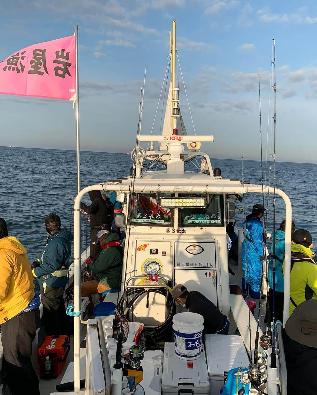 高本采実さんのインスタグラム写真 - (高本采実Instagram)「🐟 11/1 「明石海峡ジギング実釣会」  ⛴ @chouta_fishing_boat   先日、第３長太にて、 明石ジギング実釣会を行いました☺︎  ちょっと渋い中 ツバス、ハマチ、サゴシ が船中で上がりました(o^^o)  最後の流しでは、 船中で肥えた型の良いデカハマチもあがりましたよ😻  次こそは、みんなでサイズアップが釣れますように🤩🐟🤍  参加者の皆様、素敵な１日をありがとうございました(*´-`)  また当日の写真・動画等は、後日Facebookにて更新します☺︎ （※写真掲載承諾済み）  【タックル】 rod：リスキーリゼルヴァ510 reel：オシアジガー jig：リスキーリスカスⅡ 170g グローヘッド  🌟次回実釣会のお知らせ🌟 11/7(土) 秋タコ実釣会🐙 カンジインターナショナルの池田さん  @hirokazu1104 も参加します！ 秋タコが攻略できる「ドラステ釣法」 を習得できるチャンスです😳✨ 私も初挑戦します🔥 まだ空きございますので、 是非ご予定の合う方ご参加お待ちしております(о´∀`о)🎣🤍  ⛴第3長太 淡路島の淡路IC降りてすぐの好アクセス！ ◆ご予約：東根賢治 船長まで TEL：080-2541-5421  . . . . . . #第3長太 #淡路島 #岩屋 #ツバス #ハマチ #サゴシ #明石ジギング #ジギング #jigging #スロージギング #青物 #ブリ #サワラ #実釣会 #オフショア #船釣り #魚好き #釣り #釣果 #釣り好き #釣りガール #大物ハンター #ルアルアチャンネル  #ブンブンイメージガール #アングラー #fishinggirl #钓鱼 #高本采実 #あやみん #ayamistagram」11月3日 20時28分 - ayami__summer