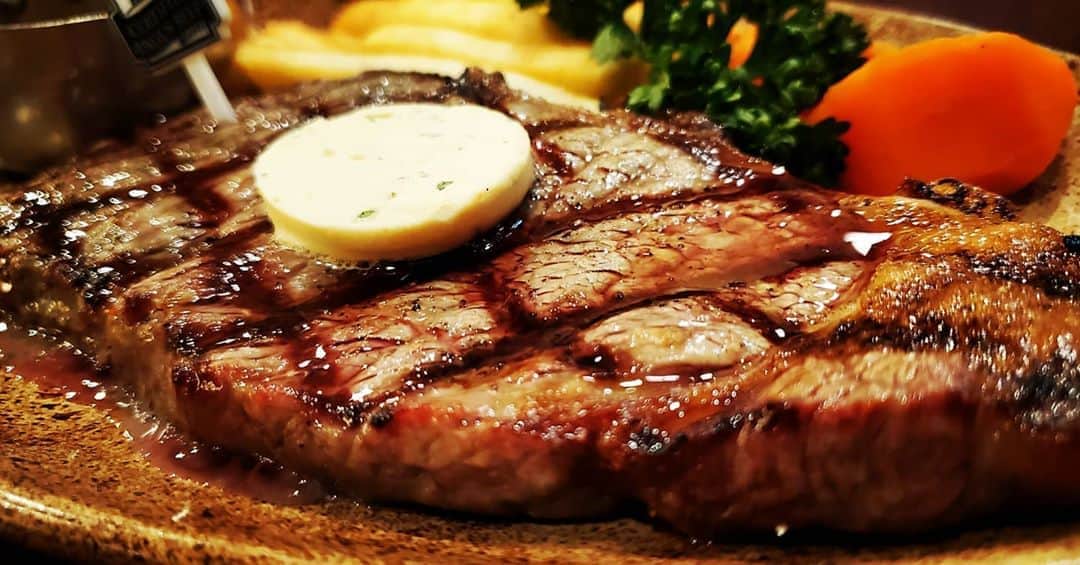 金本浩二のインスタグラム：「54歳にもなって、肉はバクバクまだ😋食べれる❗それも霜降り肉を😋まだめっちゃ😋食べれることが元気の秘訣やろな😄」
