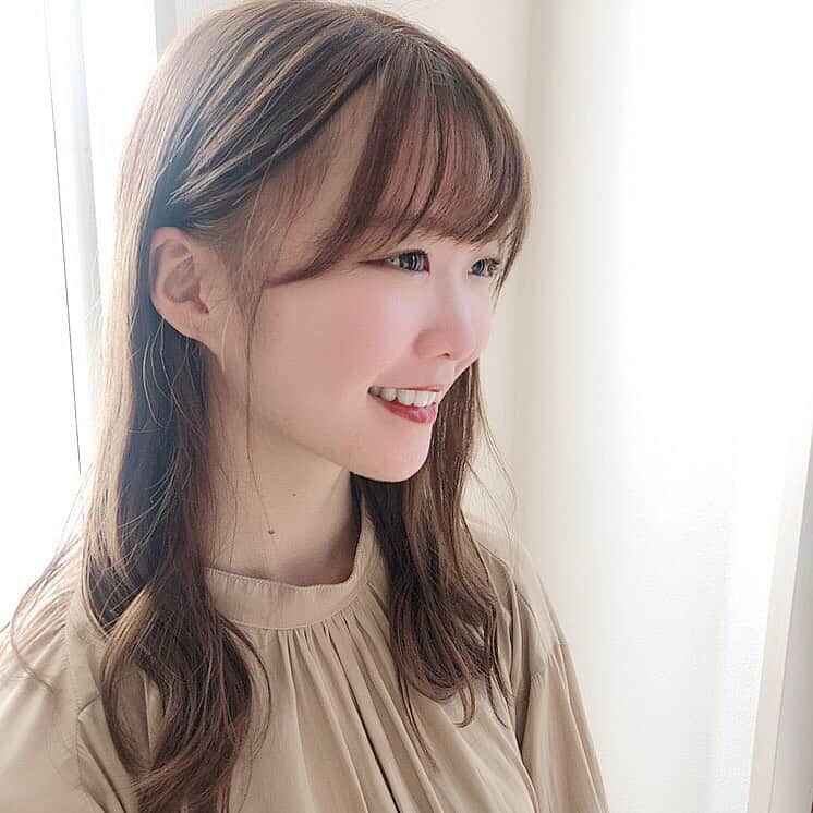 齋藤佳穂のインスタグラム：「NYNY桂店さんにて カラー、カット、トリートメントをしていただきました🌟  トリートメントでふわさら〜🥺💓  #NYNY #NYNY桂店#イルミナカラー#京都美容室#アッシュカラー#グレージュカラー#ミディアムヘアー#秋カラー#秋服#ミスキャン#ミスコン#ミルクティーベージュ #ミルクティーカラー #ミルクティーグレージュ #ミルクティーブラウン」