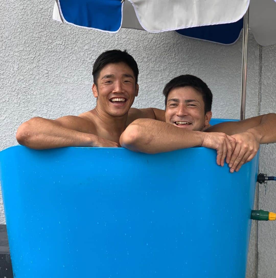 金正奎のインスタグラム：「Ice bath time😂﻿ with big fella @roderyyy  ﻿ 安心してください。履いてます。﻿ トレーニング後はアイスバスに限るね！﻿ #ディーン元気  #セクシーではない #笑顔 #とある日の一枚」