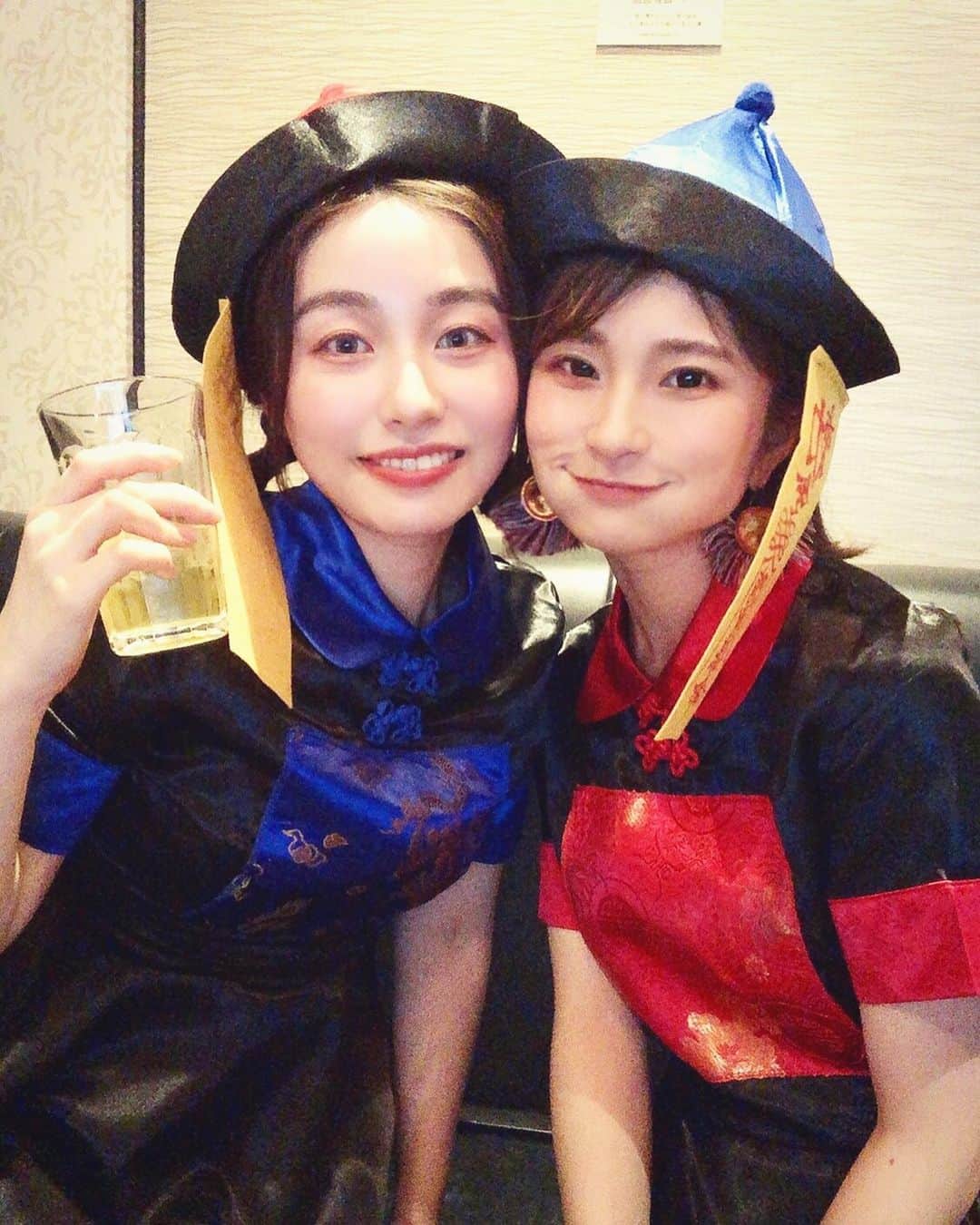 小俣里奈のインスタグラム：「遅ハロウィン🎃 キョンシーの仮装をしてみました♡  カラオケで2人でこじんまり仮装を楽しんでひたすら飲んで、笑って、 すっごくたのしかった😆✨  #ハロウィン　#コスプレ #仮装　#キョンシー　#キョンシーメイク #カラオケで一曲も歌わない」