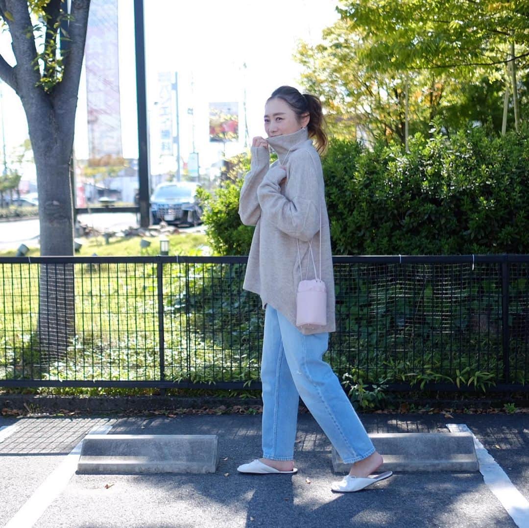 Keikooooooのインスタグラム：「先日の温かった日♡ この日の気分は、楽に可愛くって言うのがテーマだったので、デニムでカジュアルにしてみました！ 休日に着たくなる肌触りの優しいknitは、  @myine_my さんのもの。着心地が本当に良くて、良いものを長く着たいって方にオススメ。ゆったりシルエットが着るだけで、なんだかオシャレに見せてくれるカラーとカタチ💫🌿✨後ろのスリットもかわいい♡ 今度は何合わせようかな♡ . knit @myine_my #myine_my  denim、bag @stunninglure #stunninglure  shoes @zara #zara」