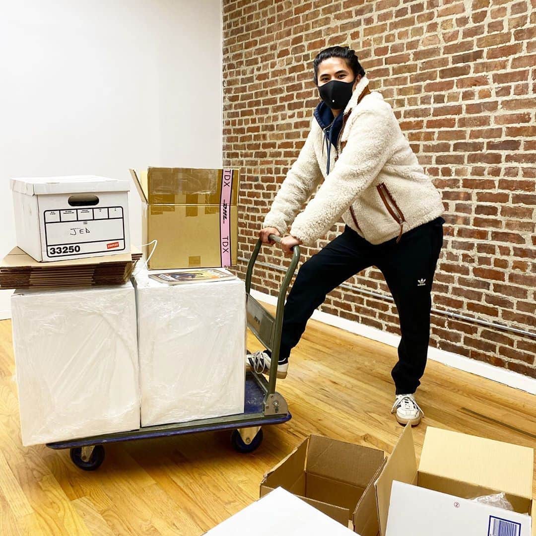 稲木ジョージのインスタグラム：「Started from the bottom and hopefully we go all the way up 🔝🔑 It’s super small but we’re moving in to my storage/office in New York🗽 Slowly but surely we are building @milamorejewelry international team🌍💫 激狭いけど、今日からニューヨークSOHOのオフィス兼倉庫に引っ越し🤯 ジャパンチームがよく頑張っていてくれているので、自分はグローバルビジネスにやっと集中できる😎🔥ブランドを築くのって怖いけど、面白い🔥🔥🔥ちょっとずつ大きくなっていくミラモアがまさに子育て😭🤱」
