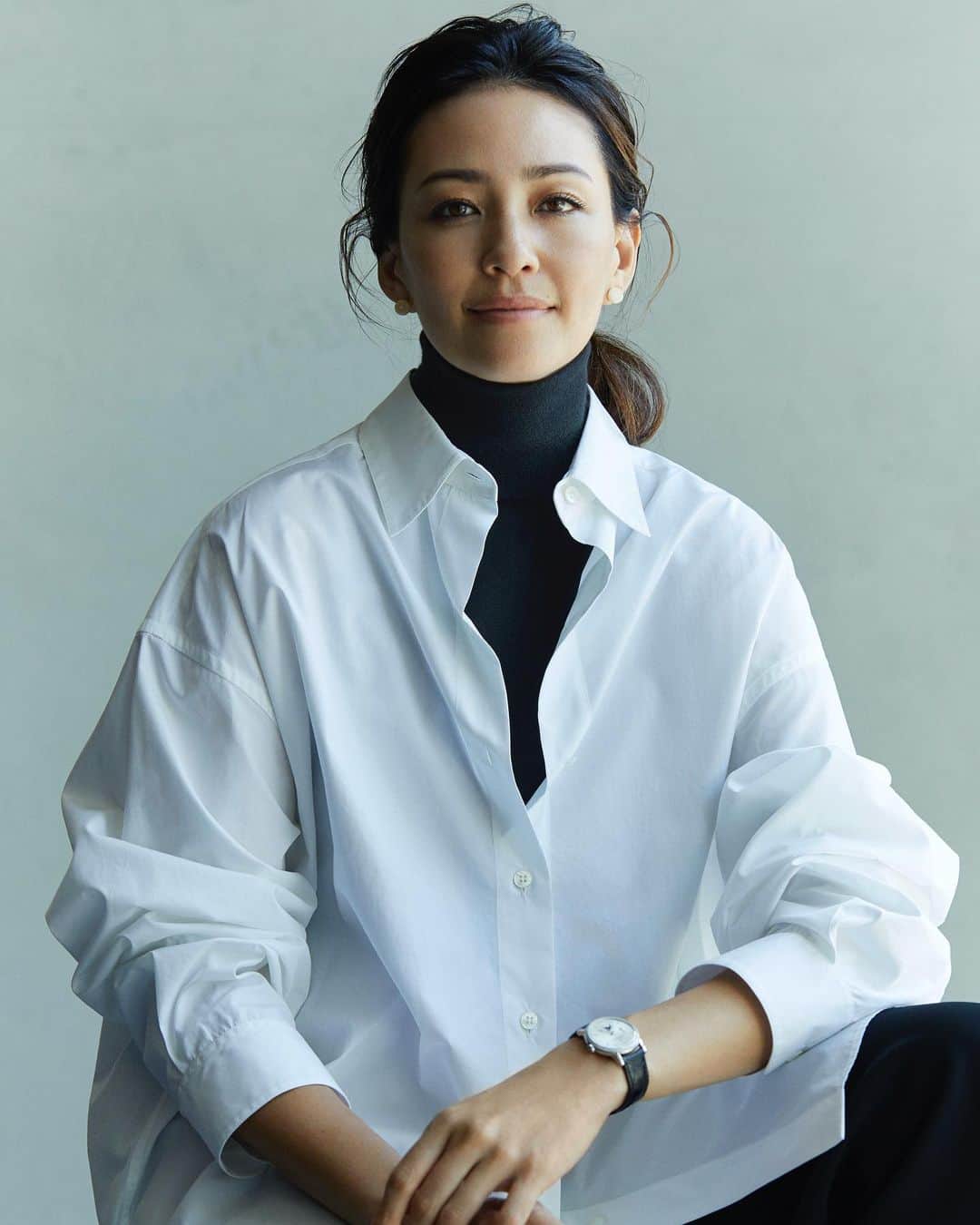 長山一樹のインスタグラム：「Precious11月後にて巻頭のモノトーンスタイル特集を撮影しました。シャツの下に着るタートルネック、僕も真似します。  @precious.jp  Model @rina_karina0417  Stylist @jojopon  Hairmake #tomokonoda  Photographer @kazuki_nagayama  #precious #photography #portrait #hasselblad #h6d #kazukinagayama #長山一樹」