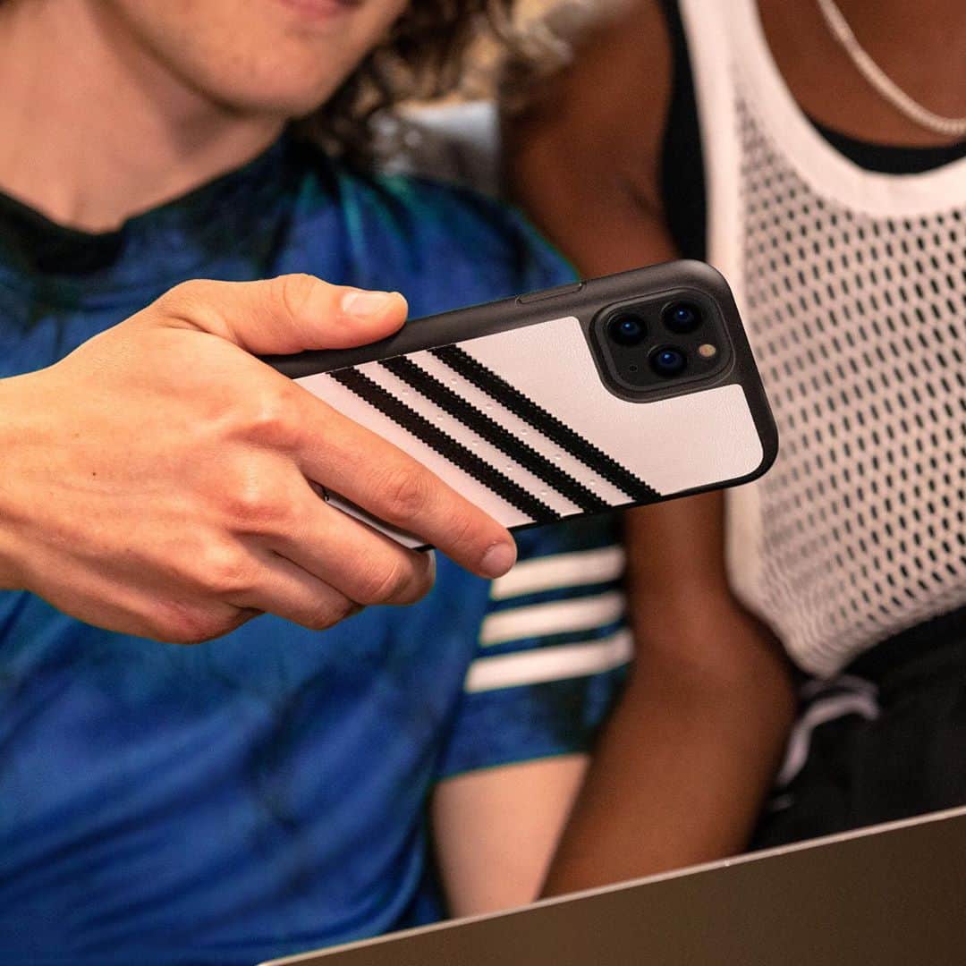 Telecom Lifestyleさんのインスタグラム写真 - (Telecom LifestyleInstagram)「The most recognizable stripes on a phone case.⁣ ⁣ Shop our Originals cases now on www.adidascases.com⁣ —⁣ #heretocreate #adidasoriginals」11月3日 20時25分 - adidascases