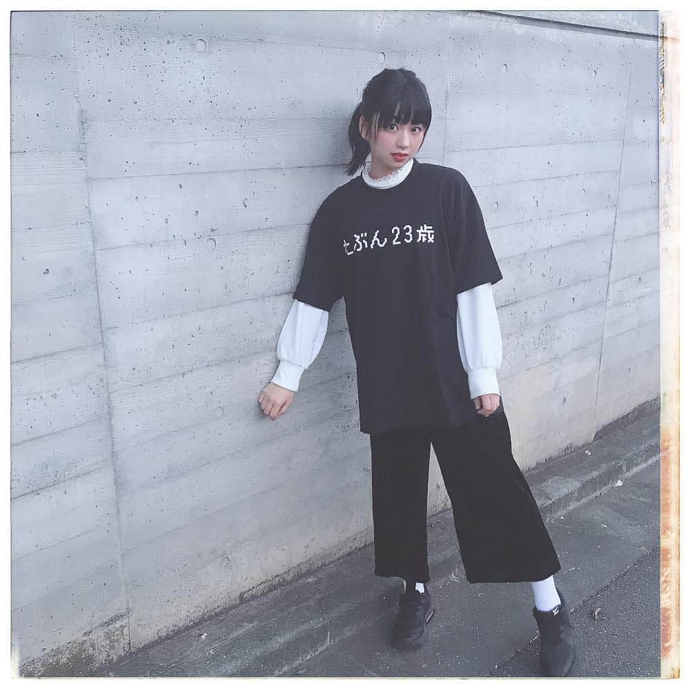 奥森皐月さんのインスタグラム写真 - (奥森皐月Instagram)「. . . 来週の参観日に間に合うように宿題しよ . . . #奥森皐月 #にほんごであそぼ #りぼんガール #すイエんサーガールズ #すイガール #JK #FJK #女子高生 #手書き #手書き文 #原稿用紙 #140文字 #たぶん23歳 #家庭教師 #赤羽サンシャイン #プレゼント #お気に入り #Tシャツ #16歳 #嘘 #メモ #ノート #いぶりがっこ #ポニーテール #セミロング #スニーカー #nike  #airmax #スターダストプロモーション #煩悩自動書記」11月3日 20時27分 - satuki_okumori_official
