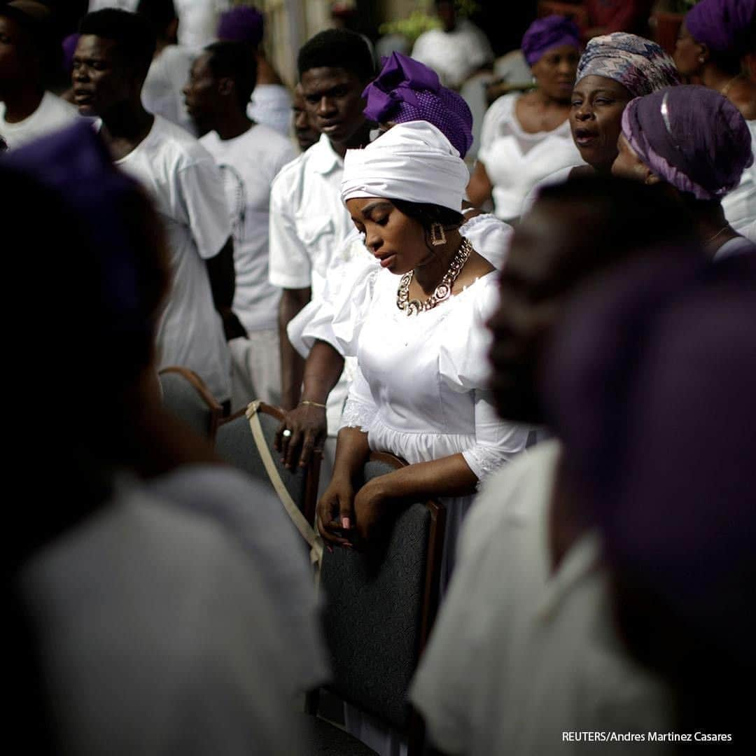 ABC Newsさんのインスタグラム写真 - (ABC NewsInstagram)「Voodoo believers attend a prayer during a two-day ceremony of 'Fet Gede' at Lakou Savalouwe in Port-au-Prince, Haiti, November 1, 2020. #voodoo #fetgede #haiti」11月3日 20時30分 - abcnews