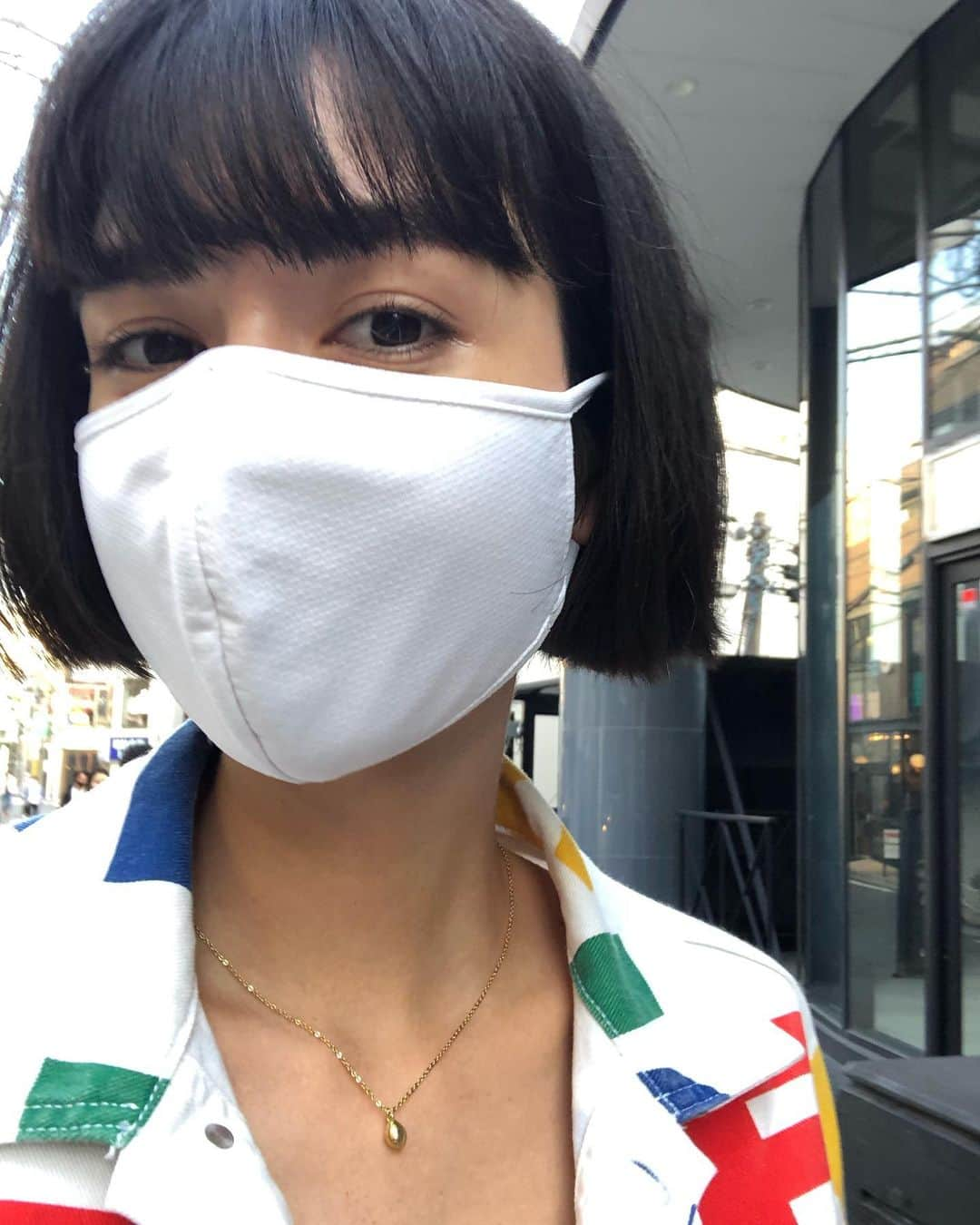 橘モニカのインスタグラム：「Thought it was time to post something 😅 . . . . . #longtimenosee #mask #haircut #uniqlo #style #fashion #model #久しぶり #マスク #ユニクロ #スタイル #ファッション #モデル #ショートヘア #스타일 #패션 #모델 #일상」