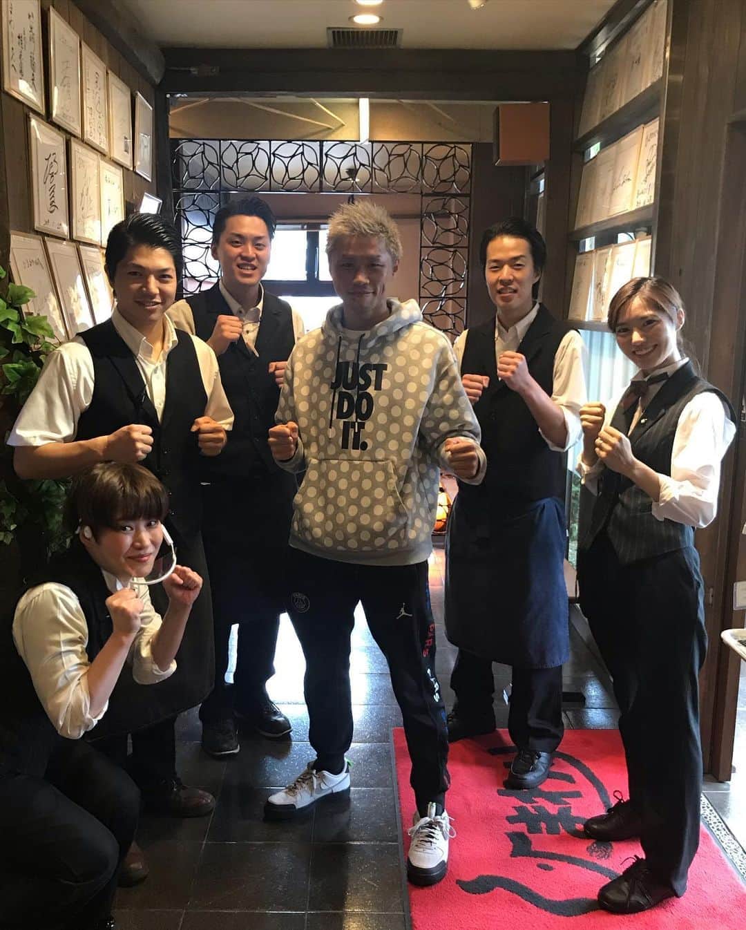 裕樹のインスタグラム：「今日は、久しぶりにストレス無い一日でした  制限がない事が、これほど違うのか…と  昨日も食べたけど、今日もお肉を（笑）  三田の“焼肉ひまわり”さんへ  店員さんが僕の事を知ってくださっていて、みんなで写真🤳  デザートまで😆🙏🍰  サインも（笑）（お店に行ったら飾ってるかも⁉️😉）  焼肉ひまわりさん、ご馳走様でした  その後はミニ遊園地へ  久しぶりに家族で笑った  腹から笑った  笑わせてくれたのは  娘と息子  幸せな一日でした  しっかり休めたので、明日からジム仕事再開！  みんな！待ってるぜ‼️  http://www.sanda-himawari.net  #裕樹 #焼肉ひまわり #笑った」