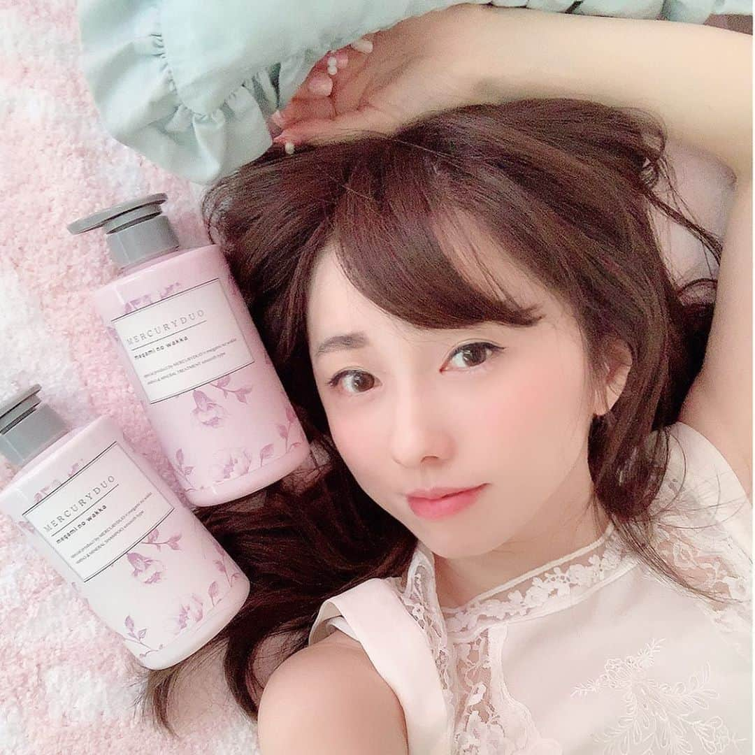 早川愛さんのインスタグラム写真 - (早川愛Instagram)「🛁💗﻿ ﻿ こんばんは🌙 ごろごろ〜みんな何してる？？ 写真のかわいいボトルはみんな使ってて気になってたMERCURYDUOのシャンプー @rbp_tokyo です💗﻿ ﻿ 私はさらさらにしたいからスムースタイプにしました💗﻿ 子供も使える優しい成分で、ヘアフレグランスにもなるセンシュアルエレガンスという官能的で透明感を感じる香りだよ✨✨✨﻿ ﻿ ﻿ ﻿ ﻿ ﻿ #withRBP #RBPTOKYO #mercuryduo #下剋上コスメ #お風呂グッズ #ヘアケア #うるつや髪 #ヘアアレンジ #美髪ケア #保湿ケア #髪質改善 #女子力向上委員会 #シャンプー #トリートメント #pr」11月3日 20時33分 - megumegu_1006