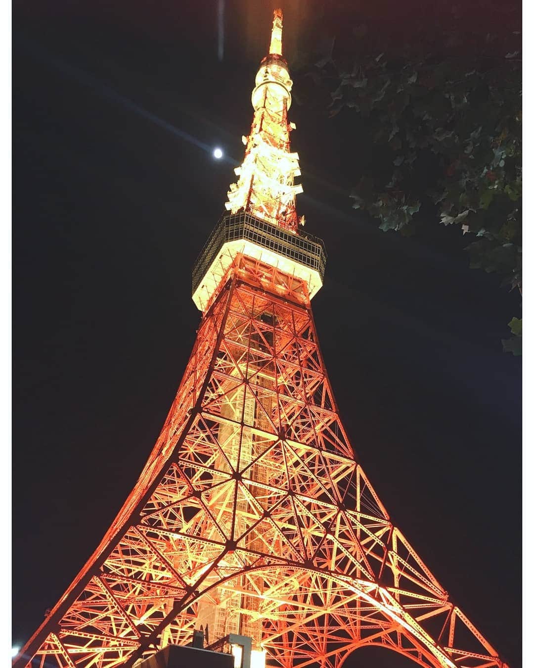 白葉まりさんのインスタグラム写真 - (白葉まりInstagram)「ハロウィンの日の #東京タワー 🗼ちょうど満月🌕でキレイだったなぁ～✨ . 2枚目はハロウィン色🎃💜 見れてラッキー😁 . . . . . . #東京タワー🗼 #夜景 #ハロウィン #ハロウィーン  #tokyo #tokyotower  #goodevening  #晩上好」11月3日 20時33分 - shirahamari