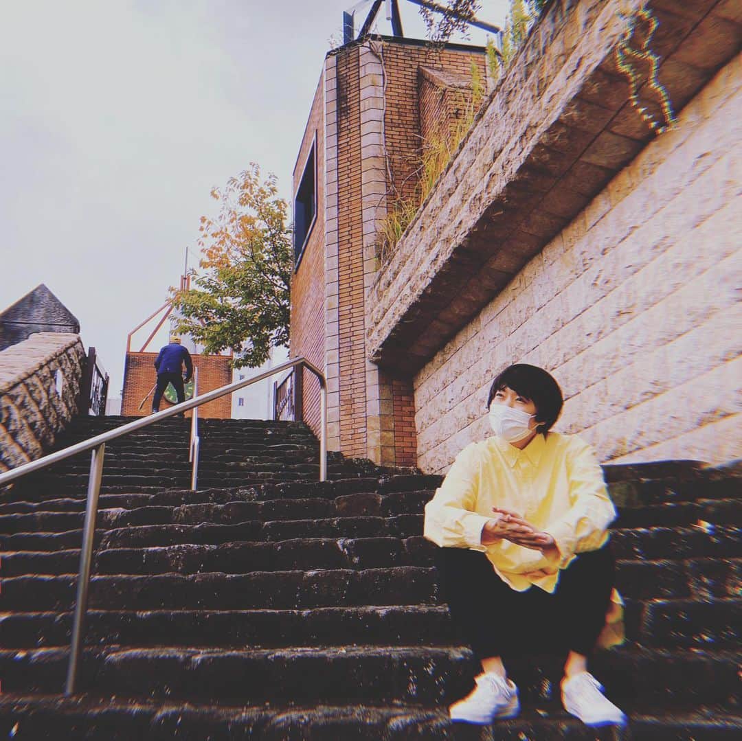 のインスタグラム：「階段  #さんだる #足首の細さだけでもみて」