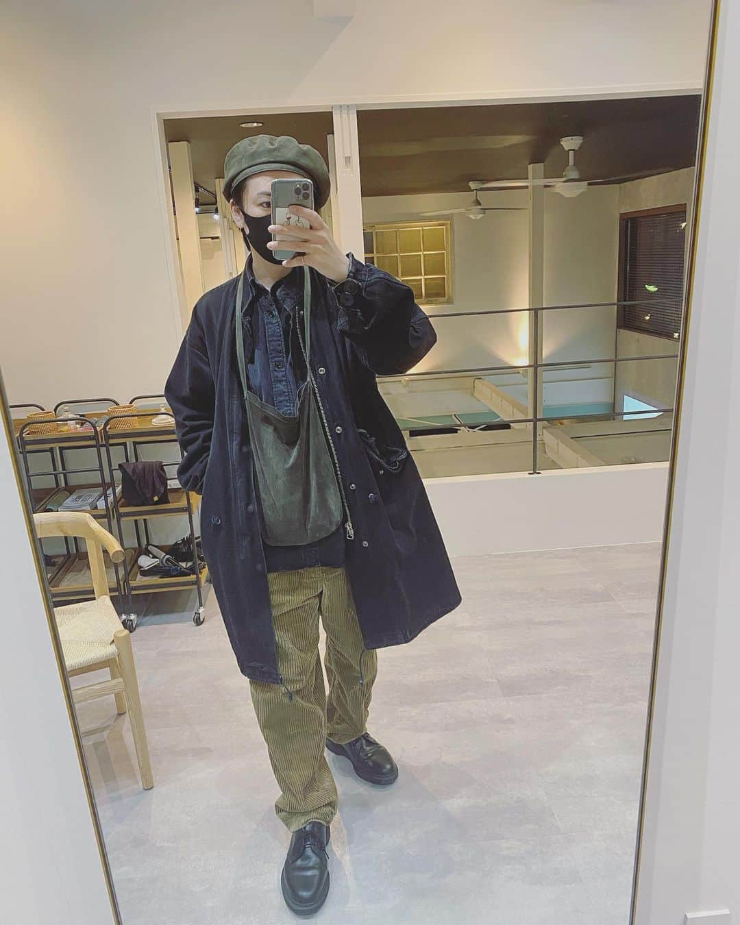 野口和弘のインスタグラム：「うちのスタッフがみんなやってるから真似した。 そうです。シエカ、リニューアルオープンしたんです。 みんな待ってるよ〜 . #CIECA.」