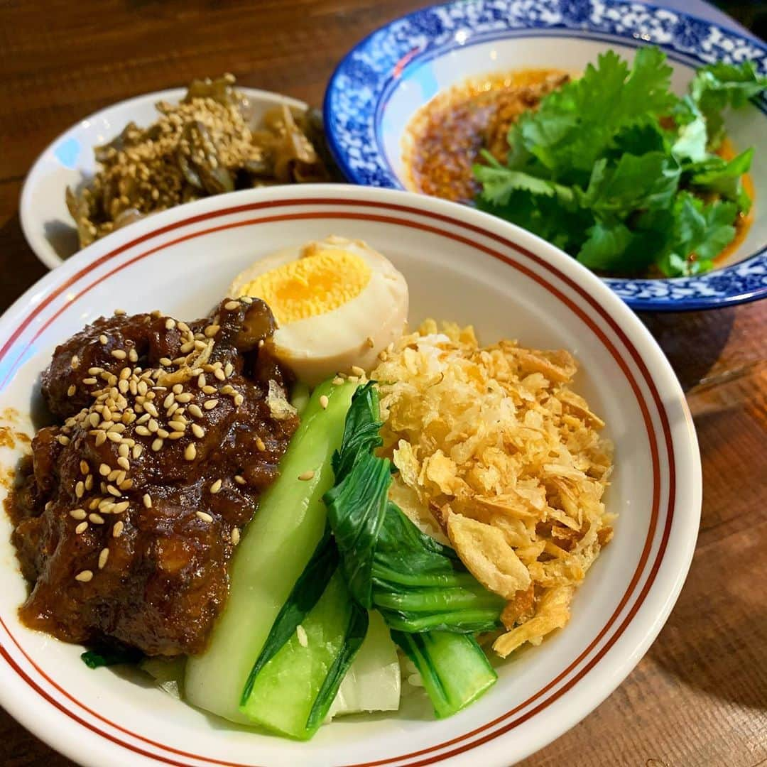 りょうくんグルメさんのインスタグラム写真 - (りょうくんグルメInstagram)「【品川　餃子マニア】 雰囲気抜群！！！！ 流行りのネオ餃子屋さん🥟🥟🥟 ㅤㅤㅤㅤㅤㅤㅤㅤㅤㅤㅤㅤㅤ 🏠#品川　#餃子マニア 🚶‍♂️ 品川駅　高輪口徒歩4分 📖値段は一番下にまとめて記載 ㅤㅤㅤㅤㅤㅤㅤㅤㅤㅤㅤㅤㅤ 話題のお店！！！ 店内の雰囲気がばちばちにかわいい！ 現地感も出しつつ可愛い店内のネオ系！！！ ㅤㅤㅤㅤㅤㅤㅤㅤㅤㅤㅤㅤㅤ 焼き餃子は弾力もちもち 素朴な味に癖のある味わい。 めっちゃうまい。 食べ応えもある。  ㅤㅤㅤㅤㅤㅤㅤㅤㅤㅤㅤㅤㅤ ルーロー飯うまい！お肉が角煮みたい！ ぱりっぱりのやつが乗ってて食感も良き！ サイズ的に普通くらいだったけど、美味しいから1人一個頼んでいいと思う！ ㅤㅤㅤㅤㅤㅤㅤㅤㅤㅤㅤㅤㅤ 春巻き超ぱりっぱりで美味い。 細さがいい。ディズニーっぽい。 一位春巻き説ある！！！ ㅤㅤㅤㅤㅤㅤㅤㅤㅤㅤㅤㅤㅤ 杏仁豆腐小さめだけど もちもちぷるぷるで激うま。 あんことの相性抜群。 杏仁がしょっぱいからあんこと合う。 ㅤㅤㅤㅤㅤㅤㅤㅤㅤㅤㅤㅤㅤ 水餃子は普通かな！ 肉餃子と春巻き、ルーロー飯と杏仁は絶対食べて欲しい！ ㅤㅤㅤㅤㅤㅤㅤㅤㅤㅤㅤㅤㅤ  品川だから大人多め。 お客さんの男女割合も半々。 平日でも混んでるから予約したほうが確実。 都内の餃子屋でトップクラスに雰囲気がいい。 席数多い。男性のお一人様もいるけど女性のお一人様はハードル高そう。 ㅤㅤㅤㅤㅤㅤㅤㅤㅤㅤㅤㅤㅤ  ㅤㅤㅤㅤㅤㅤㅤㅤㅤㅤㅤㅤㅤ 餃子は注文してから包むので提供までに時間がかかる。その間に他のメニューを食べて待つ感じ！ お通しのザーサイあり。 ㅤㅤㅤㅤㅤㅤㅤㅤㅤㅤㅤㅤㅤ ここは行くしかないっしょ！ オススメ！！！  肉餃子8個(¥750) 水餃子海老4個(¥420) よだれ鶏(¥680) ルーロー飯(¥580) 自家製杏仁豆腐(¥380)×2 お通し(¥280)×2 プーアール茶(¥300)×2 自家製春巻き(¥250)×2 ㅤㅤㅤㅤㅤㅤㅤㅤㅤㅤㅤㅤㅤ 合計5665円  【月〜金】 17:00〜23:00  【土】 15:00〜23:00 ㅤㅤㅤㅤㅤㅤㅤㅤㅤㅤㅤㅤㅤ 定休日 日曜日  東京都港区高輪4-11-16 京急第11ビル 2F」11月3日 20時45分 - uryo1113