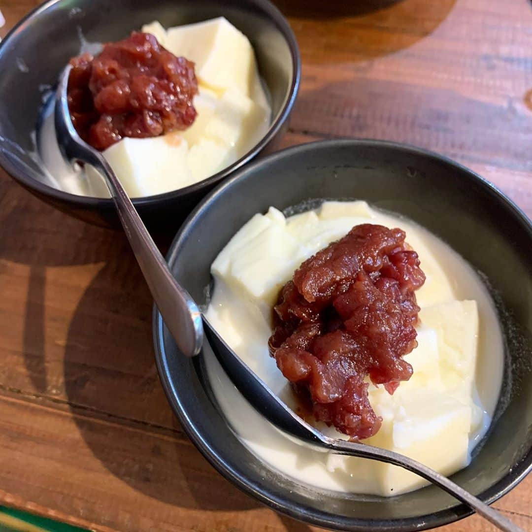 りょうくんグルメさんのインスタグラム写真 - (りょうくんグルメInstagram)「【品川　餃子マニア】 雰囲気抜群！！！！ 流行りのネオ餃子屋さん🥟🥟🥟 ㅤㅤㅤㅤㅤㅤㅤㅤㅤㅤㅤㅤㅤ 🏠#品川　#餃子マニア 🚶‍♂️ 品川駅　高輪口徒歩4分 📖値段は一番下にまとめて記載 ㅤㅤㅤㅤㅤㅤㅤㅤㅤㅤㅤㅤㅤ 話題のお店！！！ 店内の雰囲気がばちばちにかわいい！ 現地感も出しつつ可愛い店内のネオ系！！！ ㅤㅤㅤㅤㅤㅤㅤㅤㅤㅤㅤㅤㅤ 焼き餃子は弾力もちもち 素朴な味に癖のある味わい。 めっちゃうまい。 食べ応えもある。  ㅤㅤㅤㅤㅤㅤㅤㅤㅤㅤㅤㅤㅤ ルーロー飯うまい！お肉が角煮みたい！ ぱりっぱりのやつが乗ってて食感も良き！ サイズ的に普通くらいだったけど、美味しいから1人一個頼んでいいと思う！ ㅤㅤㅤㅤㅤㅤㅤㅤㅤㅤㅤㅤㅤ 春巻き超ぱりっぱりで美味い。 細さがいい。ディズニーっぽい。 一位春巻き説ある！！！ ㅤㅤㅤㅤㅤㅤㅤㅤㅤㅤㅤㅤㅤ 杏仁豆腐小さめだけど もちもちぷるぷるで激うま。 あんことの相性抜群。 杏仁がしょっぱいからあんこと合う。 ㅤㅤㅤㅤㅤㅤㅤㅤㅤㅤㅤㅤㅤ 水餃子は普通かな！ 肉餃子と春巻き、ルーロー飯と杏仁は絶対食べて欲しい！ ㅤㅤㅤㅤㅤㅤㅤㅤㅤㅤㅤㅤㅤ  品川だから大人多め。 お客さんの男女割合も半々。 平日でも混んでるから予約したほうが確実。 都内の餃子屋でトップクラスに雰囲気がいい。 席数多い。男性のお一人様もいるけど女性のお一人様はハードル高そう。 ㅤㅤㅤㅤㅤㅤㅤㅤㅤㅤㅤㅤㅤ  ㅤㅤㅤㅤㅤㅤㅤㅤㅤㅤㅤㅤㅤ 餃子は注文してから包むので提供までに時間がかかる。その間に他のメニューを食べて待つ感じ！ お通しのザーサイあり。 ㅤㅤㅤㅤㅤㅤㅤㅤㅤㅤㅤㅤㅤ ここは行くしかないっしょ！ オススメ！！！  肉餃子8個(¥750) 水餃子海老4個(¥420) よだれ鶏(¥680) ルーロー飯(¥580) 自家製杏仁豆腐(¥380)×2 お通し(¥280)×2 プーアール茶(¥300)×2 自家製春巻き(¥250)×2 ㅤㅤㅤㅤㅤㅤㅤㅤㅤㅤㅤㅤㅤ 合計5665円  【月〜金】 17:00〜23:00  【土】 15:00〜23:00 ㅤㅤㅤㅤㅤㅤㅤㅤㅤㅤㅤㅤㅤ 定休日 日曜日  東京都港区高輪4-11-16 京急第11ビル 2F」11月3日 20時45分 - uryo1113