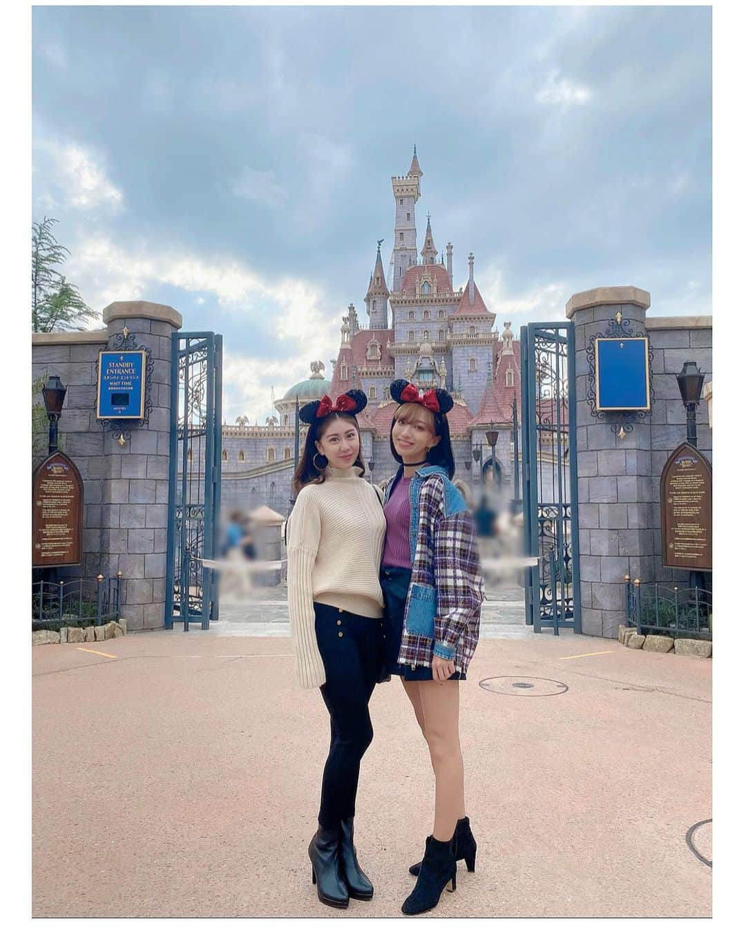 永島あゆみさんのインスタグラム写真 - (永島あゆみInstagram)「Disneyland🐭 ・ @kio_kanade ❤︎ あおいとのディズニーは最高で 素敵な休日でした🥰💕 プロなの？ってくらい写真の 撮り方が上手でセンスが素晴らしいの🤣 "美女と野獣"は残念ながら抽選が 外れてしまったけど写真は撮れたし 代わりに"ベイマックス"の抽選当たって なんだかんだ楽しかった❤︎ あおいありがと😘 ・ #disneyland  #🐭 #夢が叶う場所  #ディズニーランド  #ディズニーコーデ  #美女と野獣 #ベイマックス #意外と面白かった #写真の撮り方 #プロすぎて笑う #宝塚歌劇団 #同期 #輝生かなで ちゃん」11月3日 20時45分 - ayumi_nagashima_official