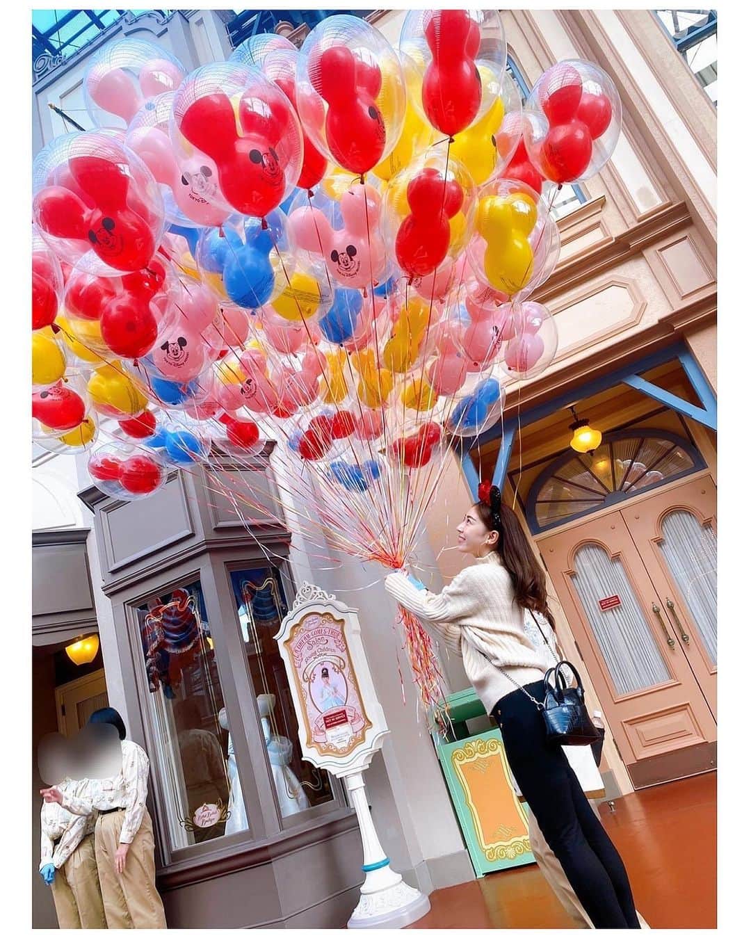 のインスタグラム：「Disneyland🐭 ・ @kio_kanade ❤︎ あおいとのディズニーは最高で 素敵な休日でした🥰💕 プロなの？ってくらい写真の 撮り方が上手でセンスが素晴らしいの🤣 "美女と野獣"は残念ながら抽選が 外れてしまったけど写真は撮れたし 代わりに"ベイマックス"の抽選当たって なんだかんだ楽しかった❤︎ あおいありがと😘 ・ #disneyland  #🐭 #夢が叶う場所  #ディズニーランド  #ディズニーコーデ  #美女と野獣 #ベイマックス #意外と面白かった #写真の撮り方 #プロすぎて笑う #宝塚歌劇団 #同期 #輝生かなで ちゃん」