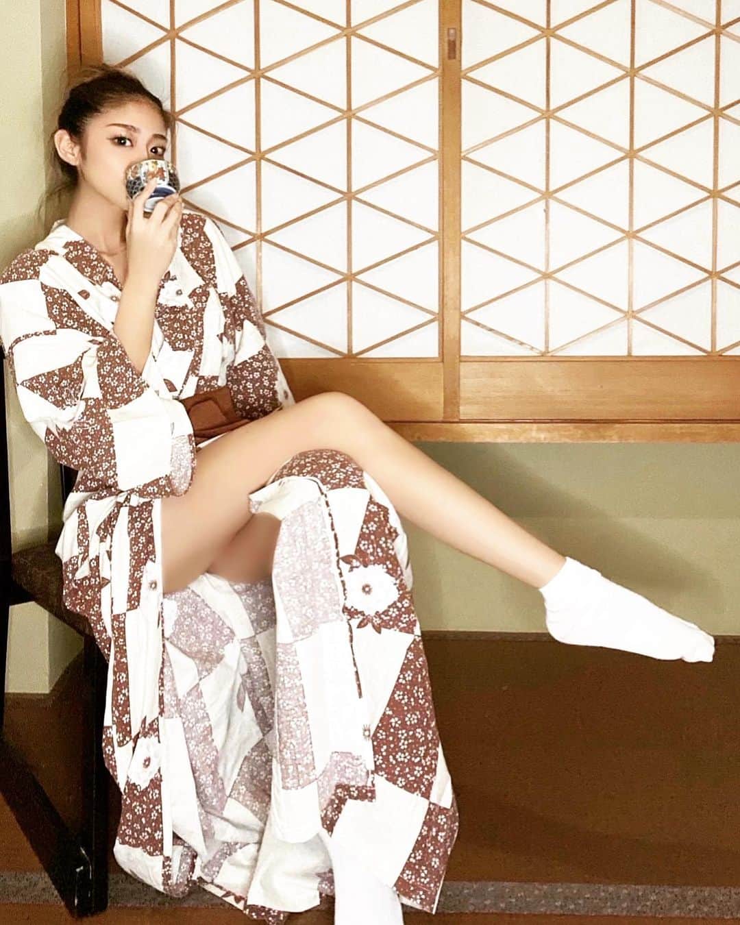 佐藤あずみのインスタグラム：「お酒ではありません。 煎茶です🍵  #hotspring #hotsprings #spa #onsen #yukata #温泉旅行 #温泉 #山梨旅行 #浴衣」
