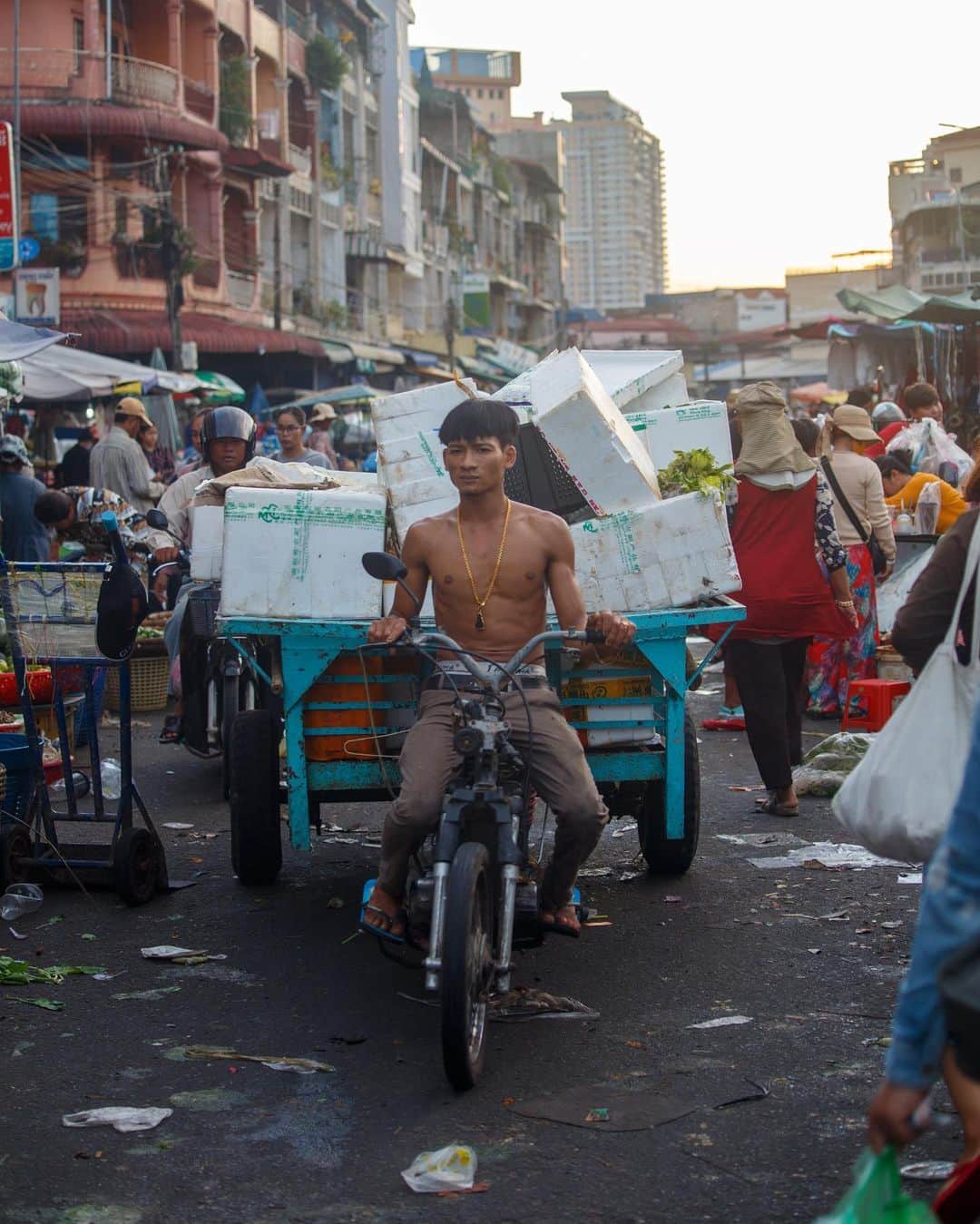 Shunsuke Miyatakeのインスタグラム：「Today is an election day in 🇺🇸 Today is an everyday in 🇰🇭  Don't panic with every single breaking news, our lile is made by tons of unbreaking news  A man carrying empty boxes of fresh vegetables at 0630am, Phnom Penh  Life goes on every single day」