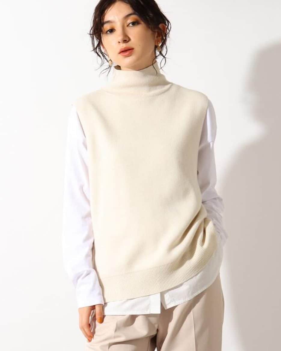 ozoc_officialのインスタグラム：「【Collaboration Items】 ﻿ ﻿ ……………………………………………………﻿  ハイネックニットベスト  ハイネックデザインのニットベストは、この時期シャツなどのインナーをレイヤードしても楽しめる一枚 ﻿ 【OZOC×インフルエンサーコラボ】 @suzuno_sakon  等身大のファッションやライフスタイルにファンが多く、平日はOLとして勤務する傍ら、インスタグラマーとして活動中。  ✔︎WEB STOREにて発売中！➡︎➡︎➡︎プロフィールのURLから飛べます！﻿﻿  ﻿ ……………………………………………………﻿ ﻿  #OZOC #オゾック﻿ ﻿ #coordinate #ファッション#コーディネート #コーデ #大人カジュアル #カジュアルコーデ #大人かわいい #ootd #code #outfit #fashion #きょコ #リラックスコーデ #autumn #秋スタイル #秋コーデ #秋ファッション #シンプルコーデ #今日のコーデ #ベストコーデ #ニットベスト #レイヤード」