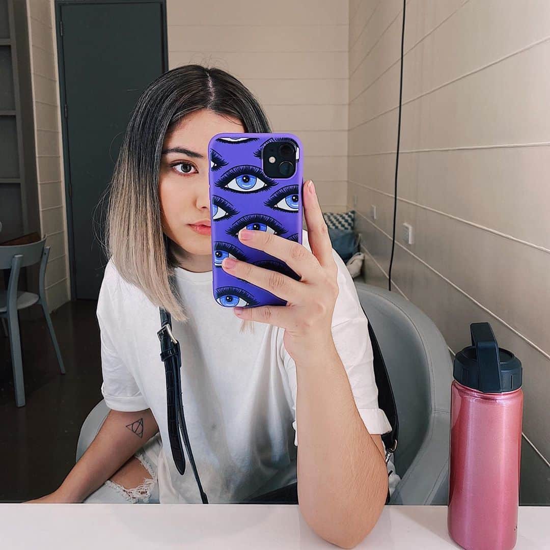 ローレン・ヤングのインスタグラム：「empty studios + dressing rooms.」