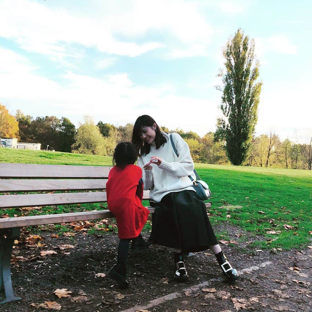 佐藤ありささんのインスタグラム写真 - (佐藤ありさInstagram)「👩‍👧🍁  skirt  @mikomori_official ×@third_magazine knit @jilsander boots @rogervivier」11月3日 20時44分 - satoarisa920