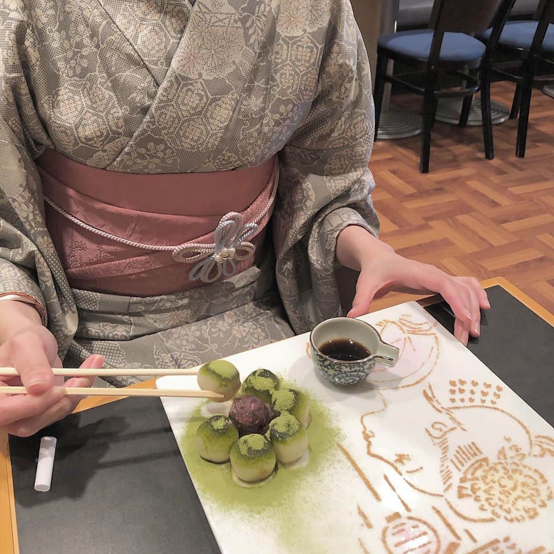 旅工房公式さんのインスタグラム写真 - (旅工房公式Instagram)「#京都旅行#京都観光﻿ 今回は、京都にある清水寺周辺のカフェを集めてみました❣️京都ならではの魅力を楽しめる場所をご紹介します😊﻿ ｰｰｰｰｰｰｰｰｰｰｰｰｰｰｰｰｰｰｰｰｰｰｰｰｰｰｰｰｰｰｰｰｰｰｰｰｰｰｰ﻿ ▽お写真ありがとうございます！﻿ ﻿ 1: @m.y__1852 さん﻿ 甘味処「うめぞの茶房」🍡﻿ 飾り羊羹が人気で、常時8〜10種類がショーケースに並んでいるそうです✨﻿ ﻿ 2: @arieru_7124 さん﻿ きなこで描かれた舞妓さんが素敵な「馬鈴」✨﻿ 絵は10種類あり、わらび餅やぜんざいが味わえます🍵﻿ ﻿ 3: @rita_azu さん﻿ 京都初！ボトルチーズケーキ専門店﻿ 「清水チーズ工房」🧀﻿ こだわりの3層仕立てで、様々な味を楽しめます❣️﻿ ﻿ 4: @_obaa83 さん﻿ 和のデザートやケーキを楽しめる「cafe＆giftshop ten」🍨﻿ 看板メニューは抹茶のレアチーズケーキ✨﻿ 作家ものの器も可愛いですね💕﻿ ﻿ 5: @510_nei﻿ さん 今年の9月にopenした「loose kyoto」🍩﻿ 揚げたてのドーナツが絶品✨﻿ お店の雰囲気も素敵です❣️﻿ ｰｰｰｰｰｰｰｰｰｰｰｰｰｰｰｰｰｰｰｰｰｰｰｰｰｰｰｰｰｰｰｰｰｰｰｰｰｰ﻿ 海外・国内問わず、素敵なスポットやグルメ、アイテムの写真にはぜひ #旅工房 @tabikoboをタグ付けしてください❣️﻿ ﻿ #京都旅行#京都観光#京都#京都カフェ#清水寺#嵐山#うめぞの茶房#馬鈴#インスタ映え#清水チーズ工房#京都スイーツ#旅したくなるフォト#国内旅行#国内旅行好き#旅すたぐらむ#清水寺カフェ#loosekyoto#タビジョ#たびじょ#カフェ巡り#女子旅#抹茶スイーツ#癒し旅#kyotocafe#kyototrip#japantrip#旅工房京都﻿ ﻿」11月3日 20時47分 - tabikobo