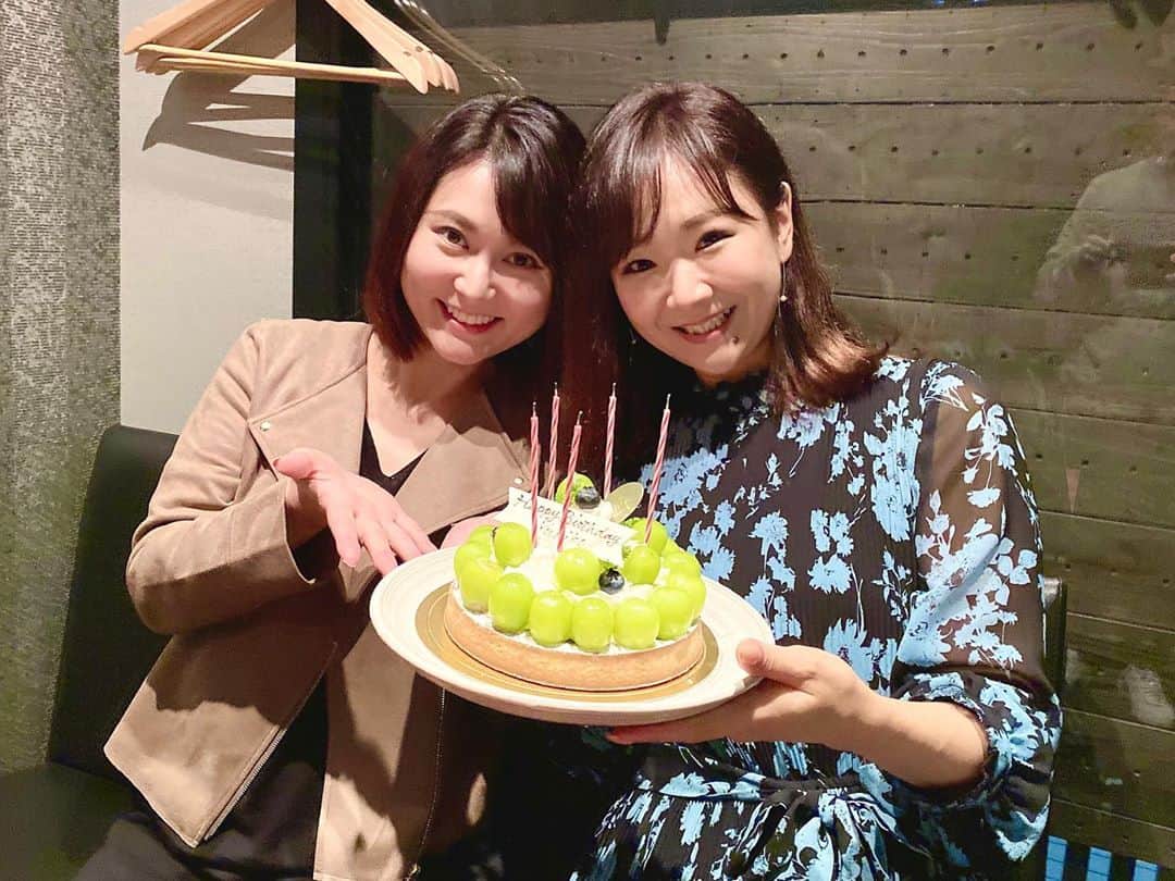 前川由希子さんのインスタグラム写真 - (前川由希子Instagram)「バースデーケーキ🎂  サプライズがサプライズじゃないとこも、 「ここのケーキは美味しい」って 言ったのを覚えてくれてたことも、 偶然か必然かマイブームの シャインマスカットを選んだことも、 東京土産までくれたところも、 全部最高だ😘  そして、 ピンチヒッターで来てくれた友と ロウソクフーッてできて幸せだ😍  #バースデーケーキ  #birthdaycake  #ケーキ  #cake  #シャインマスカット  #シャインマスカットタルト  #ブルーフォンセ  #お寿司屋さんでケーキ  #もてなすつもりがもてなされた」11月3日 20時47分 - maekawa.yukiko
