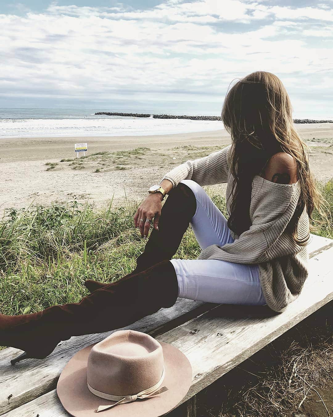𝑵𝒐𝒓𝒊のインスタグラム：「. . . 秋の海も良き🌊💙 . . . . #beach #surf #sea #autmn #beachlife  #fashion #autumnfashion #style #hat  #instafashion #outfitpost #outfit  #秋 #海 #ビーチ #サーフ #休日 #癒し #ファッション #秋コーデ #スタイル #ニット #海外ファッション #外国人風 #海好き #海好きな人と繋がりたい  #スナップミー #ファッションスナップ #シンプルコーデ #プチプラコーデ」