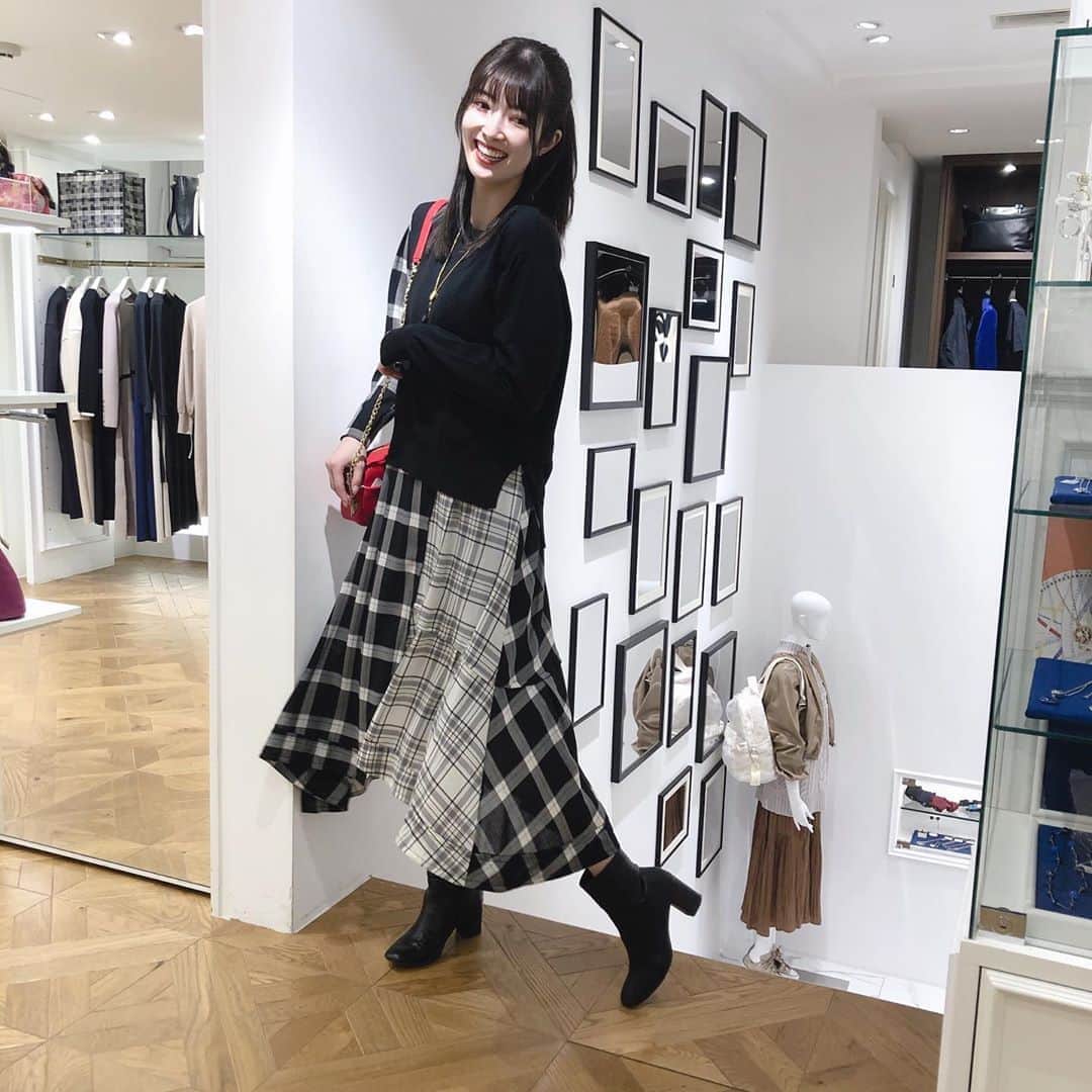 日下部美愛のインスタグラム：「友達がよいしょしてくれるから笑っちゃった写真  #LANVIN #lanvinenbleu  #photo #japan #model #me #hair #fashion #fashionblogger #makeup #selfie #followme #instagood #camera #instadaily #dailylook #한국 #맞팔 #사진 #데일리 #데일리룩 #인스타사진 #인스타그램 #일본인 #패션」
