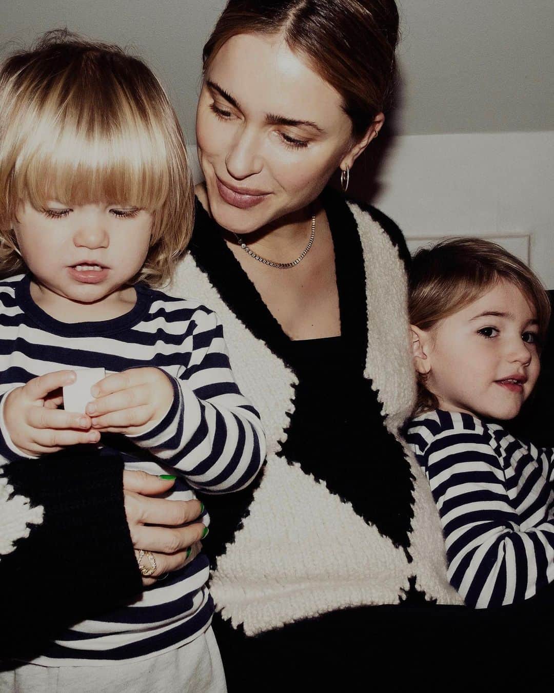 ペニーレ・タイスベックのインスタグラム：「In a few weeks my two boys will become big brothers♥️ I’m full of excitement, but also very anxious about giving birth for the 3rd time.. You might think that I’ve become an expert by now, but in my mind it feels very differently.. I know a lot of women/mothers that are struggling with the same issue, but it’s weirdly enough not a subject that we talk openly about.  That’s why I wanted to share my experiences on a podcast with @tothemoon_honey , hoping it might help you or someone you know♥️  To give birth is huge experience that we as women want to look forward to and prepare ourselves for.  I have personally found a tremendous help and support by a talented midwife, Tina from @mamaprofylax , who is guiding me through my anxiety of giving birth - she is sharing her advice on the podcast.  The whole podcast conversation is transcribed to English on @tothemoon_honey - see link in bio♥️ Thank you @beafagerholt & @livwinther_ ♥️」