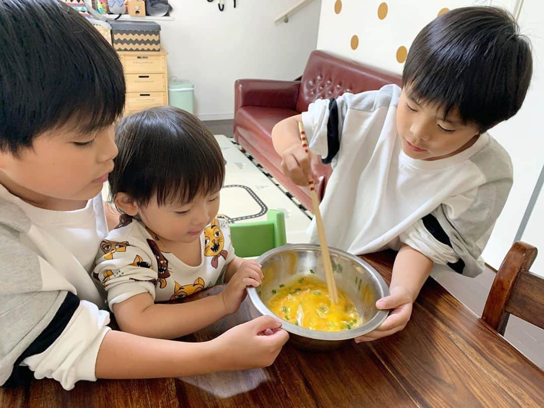 ᴋᴀɴᴀᴋöさんのインスタグラム写真 - (ᴋᴀɴᴀᴋöInstagram)「じゃじゃーん🧡 * 今日は、子供達も大好きな カニカマ入りの卵焼きを  みんなで一緒に 作ったよ😋💕 * 多くの国内メーカーで、カニカマの原料として使用されているのは、100％天然で サステイナブルなアラスカ産スケソウダラのすり身🐟✨ * 魚由来の良質な たんぱく質を多く含むから、カニカマは 成長期のお子さんに ぴったりなんだって😳💕 * 👦🏻👶🏻👦🏻も、作りながら つまみ食いしてたけど🤣  おやつにもいいね🧡 * @alaskaseafoodjapan の「親子でカニカマキャンペーン」に参加中🦀 ぜひ皆さんも、手軽に食べれるカニカマレシピを作ってみてね🧡 * #アラスカ産#カニカマ#親子でカニカマ#高タンパク#サステナブル#3兄弟#riorukaren_movies_ #PR」11月3日 20時52分 - kanakokko_34_