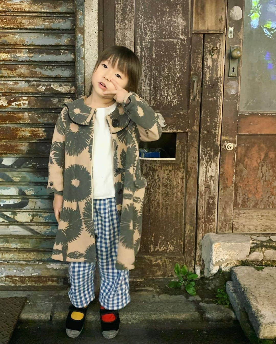 坂本美雨さんのインスタグラム写真 - (坂本美雨Instagram)「稽古後に合流したら、なかなかいいスタイリングしてた。 ミナのコートは @stylist_makiiwata の娘ちゃんのおさがり。 今年ぴったりだ♡ 大切に着るぞ。 #今日のなまこちゃん」11月3日 20時53分 - miu_sakamoto