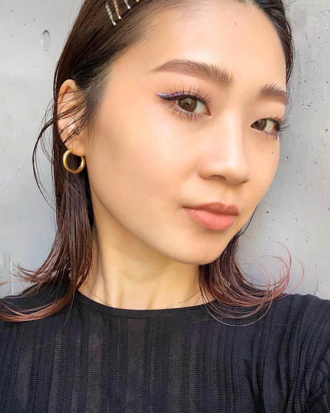 M∙A∙C Cosmetics Japanのインスタグラム：「本日の『LISA(BLACKPINK) @lalalalisa_m のホリデールックHOW TO』の#MACインスタライブ で使用した製品はこちらです👇 With @rumikoikedaharrismakeup @masam1101  #MACLOVESLISA ㅤ ご視聴いただいた皆さま、ありがとうございました✨ 今後もLISAの様々なサプライズ情報や店頭・公式オンラインショップでのプロモーション情報をお楽しみに💖 ㅤ 【ライブ使用製品】 (使用製品、リップキットのスウォッチは画像2-4枚目をチェック👉) ＊LIPS ☑︎M·A·C プレップ プライム リップ ☑︎ショーストッパー パウダー キス リップスティック X 5 キット ＊EYES ☑︎ ロケット トゥ フェイム アイ シャドウ X 12 パレット →212ブラシ <使用色：ライド マイ スレイ, キャッチ マイ スノードリフト> ☑︎ダズルシャドウ リキッド:  パンサータイズド、 ダイヤモンド クランブルズ、 ノット アフレイド トゥ スパークル →208ブラシ ☑︎ブラシストローク ライナー: ブラシ ブラック ＊FACE ☑︎スタジオ フィックス フルイッド SPF 15 →217ブラシ ☑︎エクストラ ディメンション スキンフィニッシュ: ショー ゴールド→159ブラシ  ㅤ 【公式オンラインショップ限定特典】 初回ご購入のお客様へ10% OFFクーポンをプレゼント（クーポンコードwelcome） ㅤ #MACFrostedFirework #macクリスマスコフレ2020 #MACHoliday  #MACPowderkiss #MACパウダーキス #MACCosmeticsJapan #MACCosmetics #MAC #MACコスメ #マックコスメ #コスメ#コスメ紹介#コスメ好き#コスメレポ #化粧品 #デパコス #コスメ部 #コスメマニア #メイク好き#メイク道具#美容大好き#美容好き#メイクプロセス#トレンドメイク#秋メイク#メイクテク#ツヤ肌#macリップ」