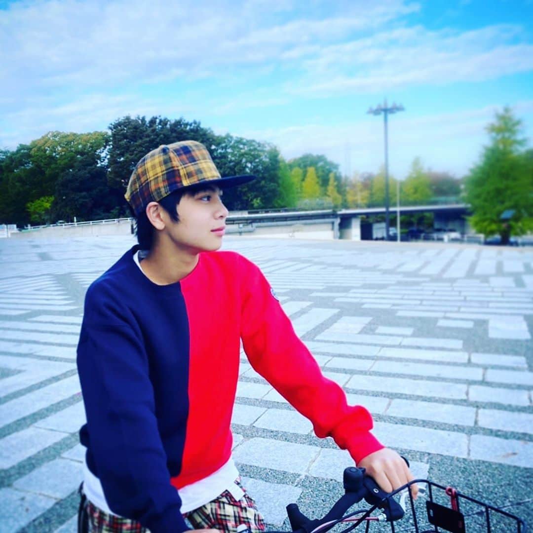 のインスタグラム：「自転車日和だった週末に、 大好きなCHARI&COさんの服を着て、 リフレッシュ早朝サイクリング！！  軽くてカッコいい、 大きなポケット付きジャケット、 派手派手ツートンカラートレーナー、 どれも最高にお気に入り！  が！肝心の4年を共にした、 僕の相棒のCHARI🚴‍♀️が、、 30センチ背が伸びた僕には小さく、 いよいよ、「ララバイさよなら」を、 しなければならないです。。  世界中を走り回ることが夢なので、 次はやっぱりロードバイクが良いでしょうか？  #chariandco #チャリアンドコー #吉田日向 #hyugayoshida #hyudinate」
