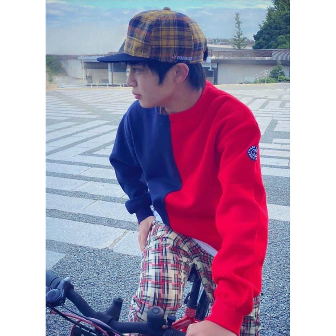 ひゅうがさんのインスタグラム写真 - (ひゅうがInstagram)「自転車日和だった週末に、 大好きなCHARI&COさんの服を着て、 リフレッシュ早朝サイクリング！！  軽くてカッコいい、 大きなポケット付きジャケット、 派手派手ツートンカラートレーナー、 どれも最高にお気に入り！  が！肝心の4年を共にした、 僕の相棒のCHARI🚴‍♀️が、、 30センチ背が伸びた僕には小さく、 いよいよ、「ララバイさよなら」を、 しなければならないです。。  世界中を走り回ることが夢なので、 次はやっぱりロードバイクが良いでしょうか？  #chariandco #チャリアンドコー #吉田日向 #hyugayoshida #hyudinate」11月3日 21時03分 - hyuganow